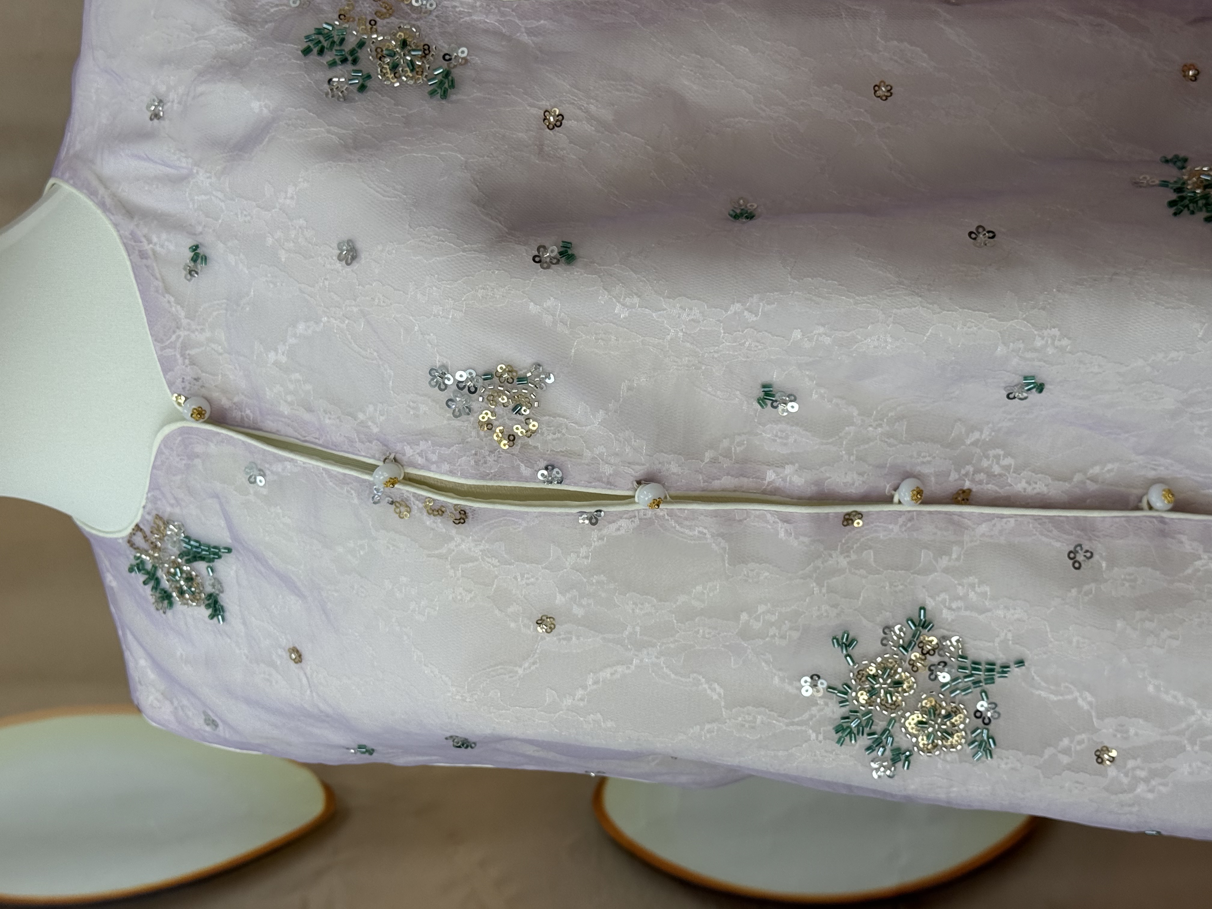 浅紫晶簇绣马甲