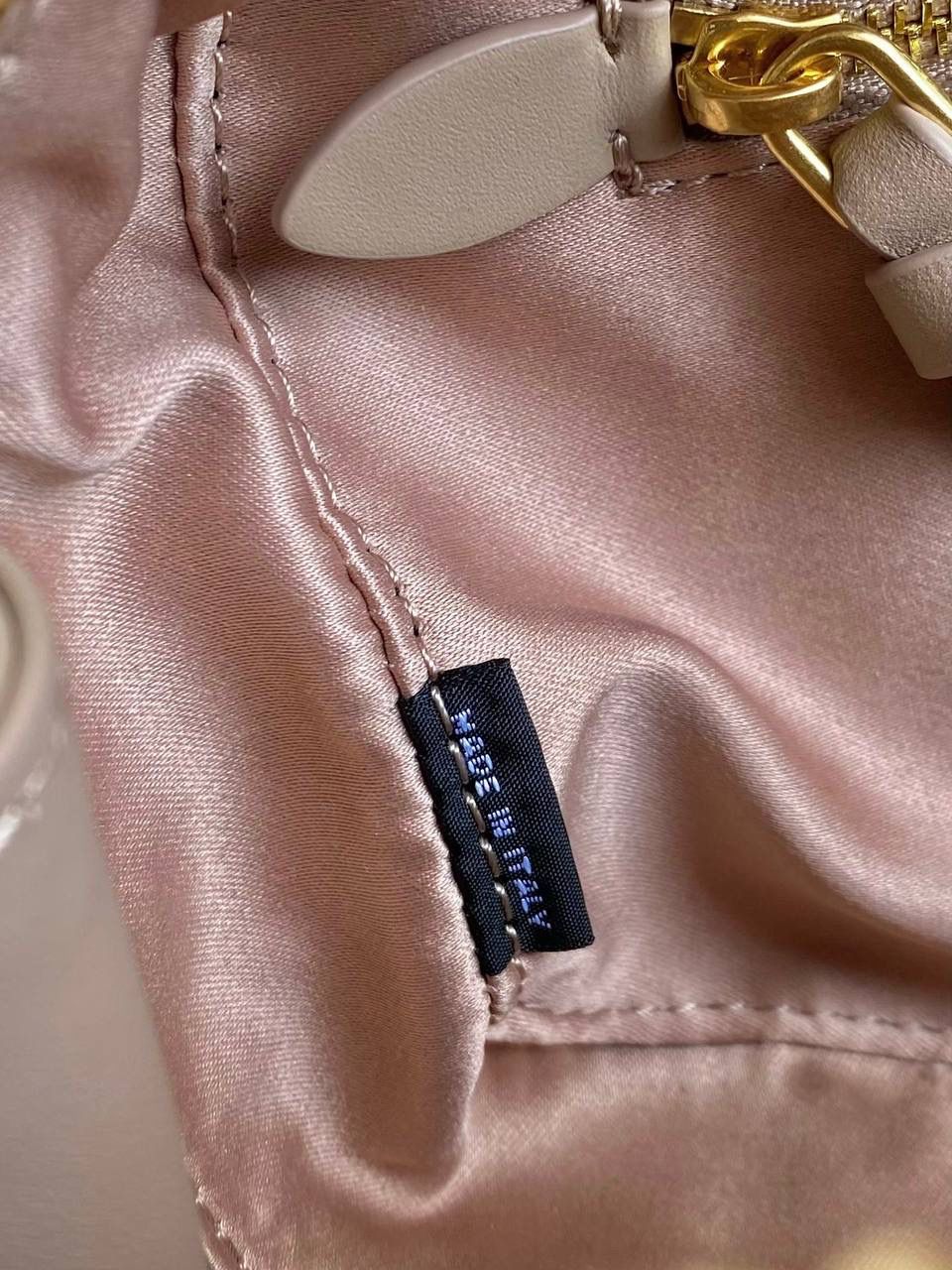 🈶奶茶色大号，🈶新版 𝗠𝗶𝘂𝗠𝗶𝘂保龄球，大爆款 这只太火了！贯穿了我所有的OOTD 又乖又奶又酷简直要焊在身上的程度！想要一只包搭子，必须得是你啊！！拎着它出现，姐妹绝对夸你很会买 是反复心动的小情包啊，时髦感爆表了 手拎斜挎都可以，大小号日常都刚好 霸占了整个时尚圈的当红辣子鸡 真的不够卖不够卖啊啊啊 迷你：19×10×5cm #F0011m 小号：22x10.5x7.5cm 大号：27x12x9cm