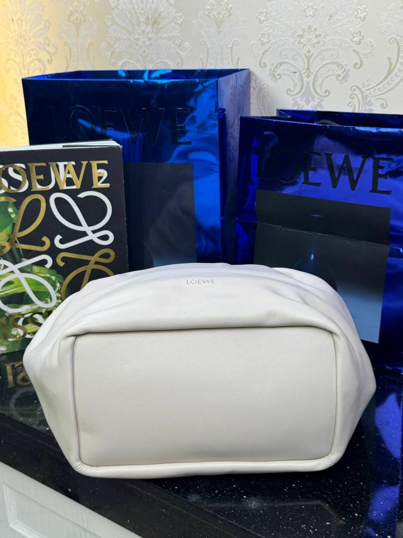 🎈（全钢五金）中号纳帕羊皮𝙎𝙦𝙪𝙚𝙚𝙯𝐞 —【海盐白】到货📍 尺寸中号：34-33-13.5cm 尺寸小号：29-10.5-24cm 型号:652328 【配全套礼盒】 😇罗家全新成员Squeeze手袋💯 满分到货•采用触感柔软的纳帕小羊皮革🐏•里外全皮💯传统工艺➕创新研究•全新独特设计。 😇最新宣言款配件：Anagramc pebbled 不锈钢及铝合金材质•升级打造标志性甜甜圈•相同质感•更轻重量。 😇具备令人惊讶的轻盈褶皱包身 可肩背、斜挎或手提*可调节甜甜圈⛓️链条肩带•搭配Anagram携刻鹅卵石•附加额外链条•可进一步延长肩带*磁扣开合*内部拉链口袋