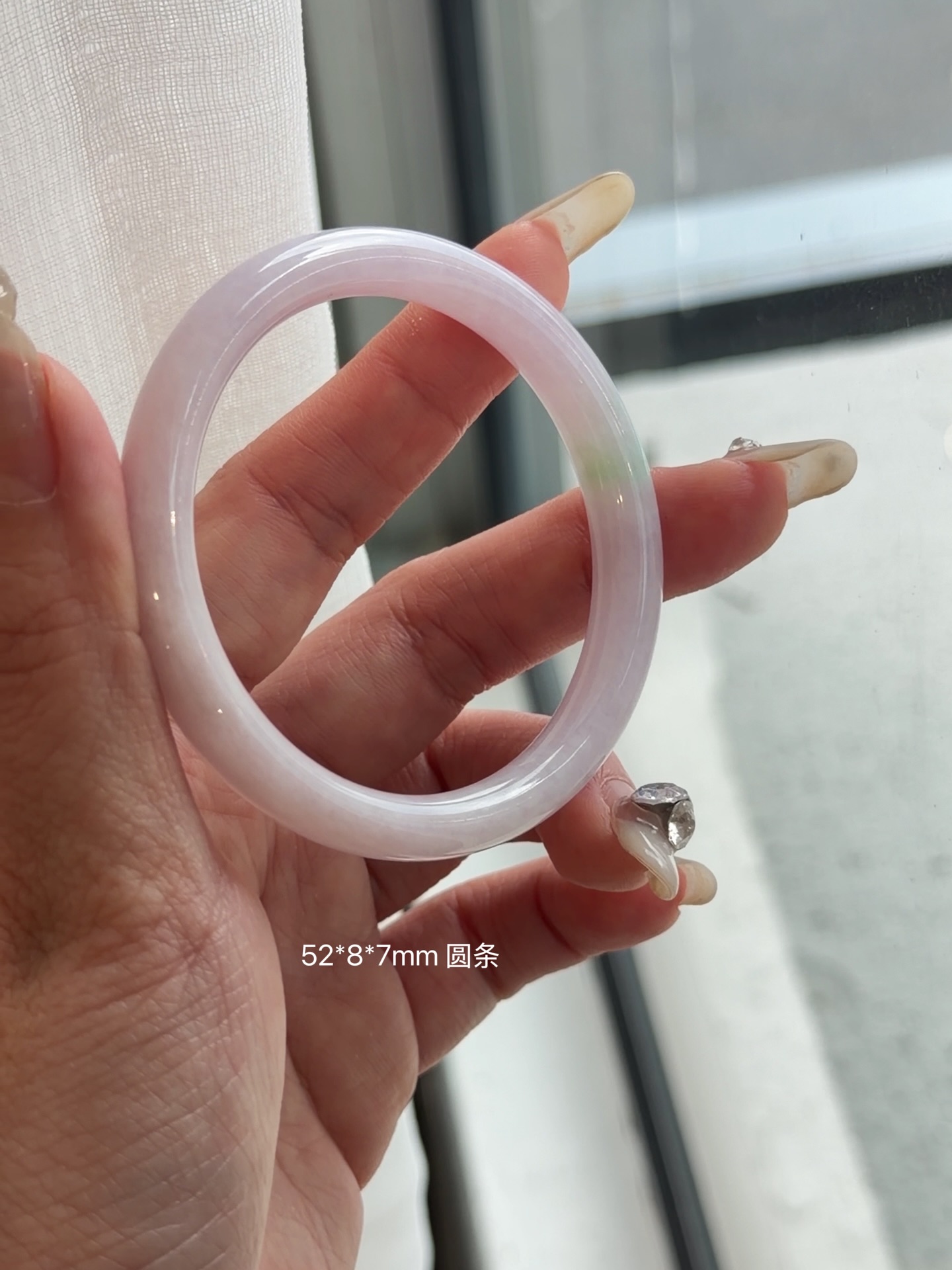 ✨ 马来西亚现货 ✨精品手镯 · 实物更美52圆条 粉冰胶条 翡翠手镯 ，适合52-54圈口的小手们💎 尺寸圈口：52mm ｜ 宽度：7mm ｜ 厚度：8mm💰Rm2280.00📄 附权威证书🕊 支持鉴赏期🌍 全球配送喜欢的宝宝欢迎 DM 💌先到先得，不留#马来西亚翡翠 #怡保 #吉隆坡 #新山 #新加坡