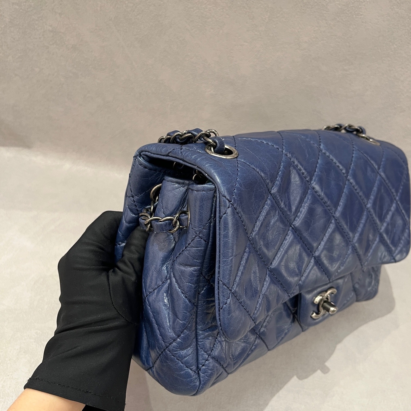 【預訂貨品】Chanel 15C油蠟皮深藍色斜孭袋