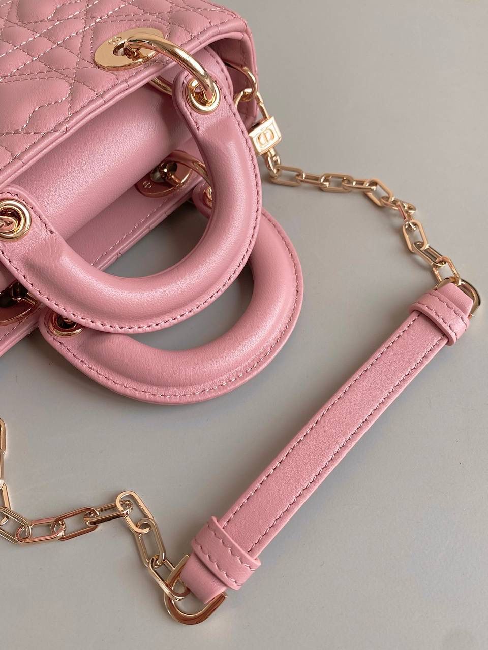 复古粉，超迷你❤️❤️ 𝗗𝗶𝗼𝗿 𝗗-𝗝𝗼𝘆 𝗯𝗮𝗴七夕爱心款 时尚果然就是轮回，回归了一把中古戴妃 长方包形，短链条➕细长肩带直接封神！！ 复古时髦感超强，真是什么场合都可以把住 绝对是lady中的天花板了，强势出圈啦姐妹们💓🤩 17.5×10.5×6cm