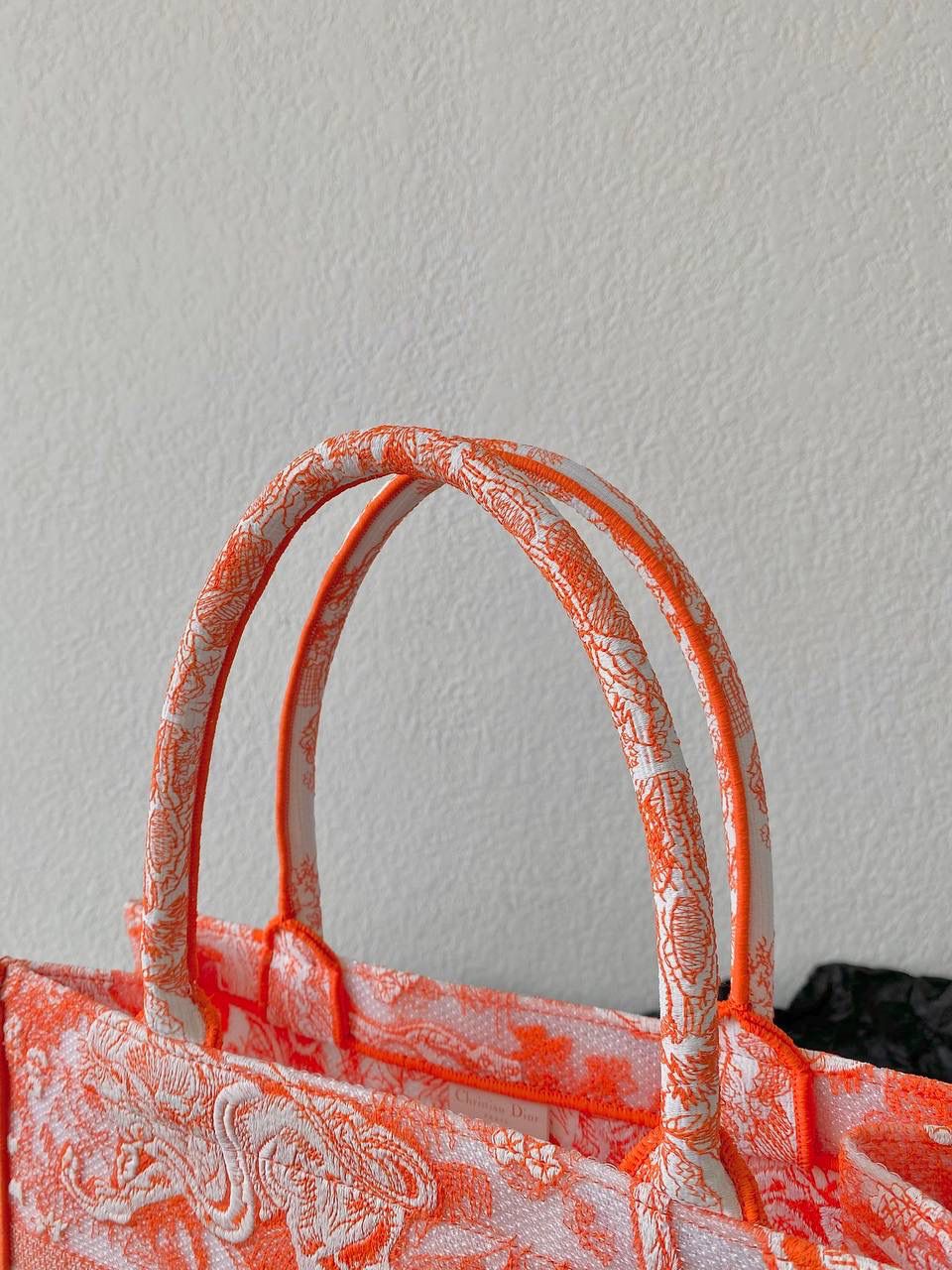 🈶透明橙中号 𝗖𝗗 𝗕𝗼𝗼𝗸 𝘁𝗼𝘁𝗲购物袋"夏日限定" 全新透明帆布材质，轻盈通透的质感🤟🏻 自带清凉属性，是这季的最大亮点 茹伊动物印花与荧光色调的碰撞 怎么会有这么好看的颜色啊 不愧是色彩大师，活力氛围拉满 超醒目的荧光效果和度假气息扑面而来 将优雅融为一体，谁心动了，我不说 刺绣的复杂程度，直接搞疯师傅们 这只购物袋真的要细品，那那都是细节 size：36.5×28×17.5cm