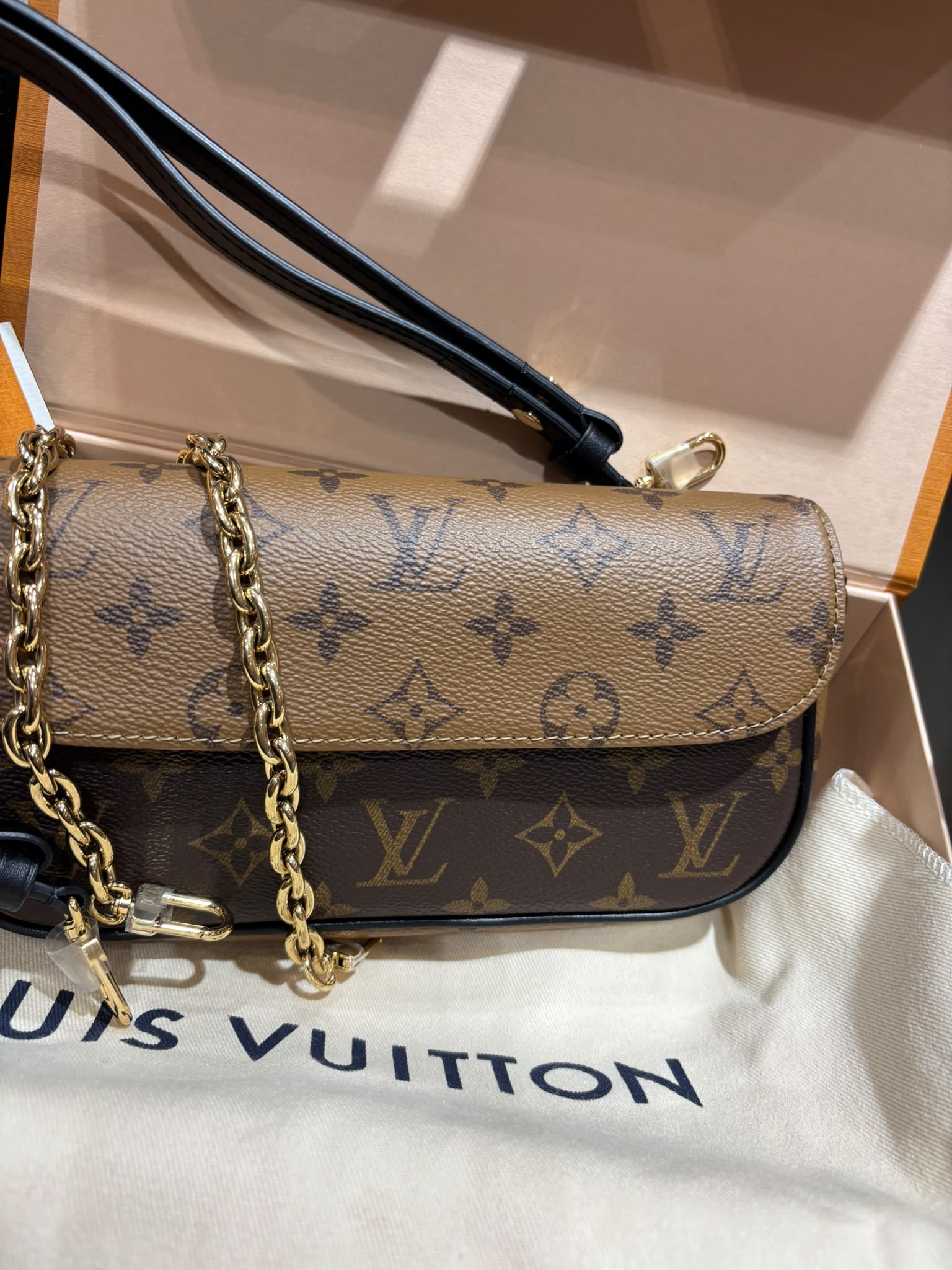 Lv Ivy woc M26587 MONOGRAM REVERSE 100%Authentic,  Unused 全新未使用品。 ✅專門店收據✅塵袋✅盒