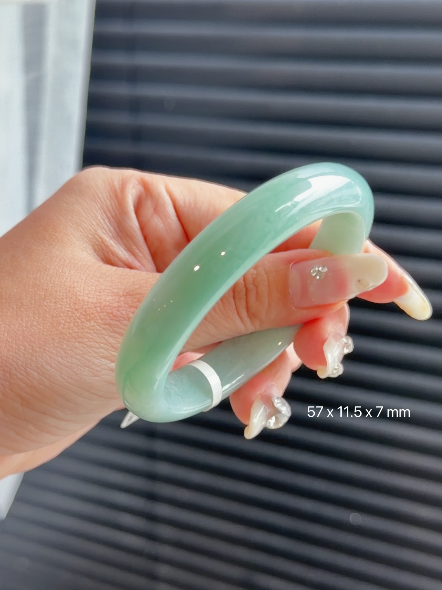 ✨ 马来西亚现货 · 手镯现货发售 ✨💚果绿色调娇润光泽的翡翠手镯，绝对的显白神器💎 手镯尺寸 • 圈口：57 mm • 宽度：11.5 mm • 厚度：7 mm 📄 附证书 每只手镯均附专业鉴定证书，安心选购 ✔️ 🕊 鉴赏期 支持鉴赏期，购买更放心 🌍 全球配送 马来西亚现货，支持全球邮寄 ✈️ 📩 欢迎私讯咨询 / DM 查看细节与实#马来西亚翡翠 #怡保 #吉隆坡 #新山 #新加坡