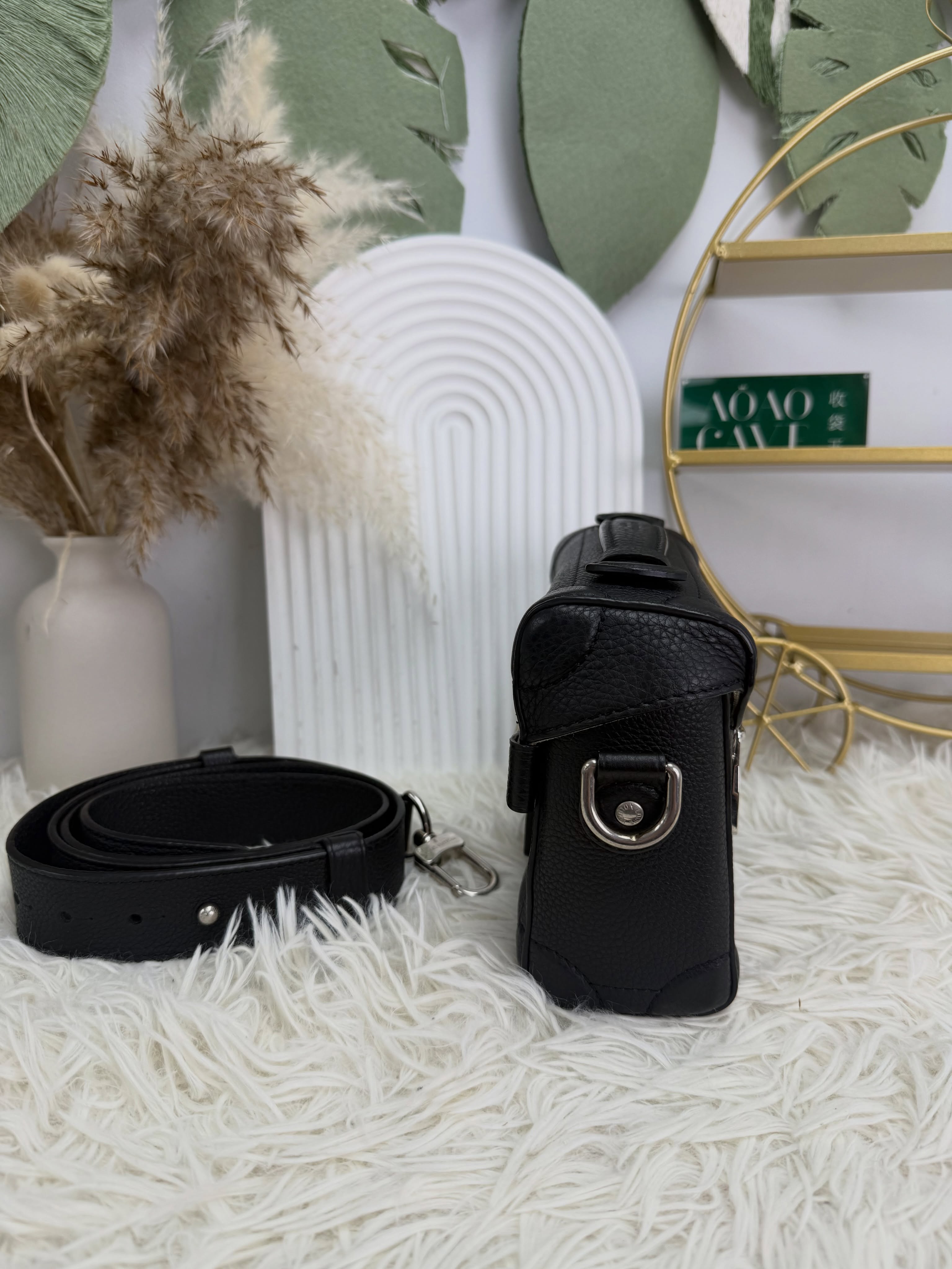 Lv👜 PRE OWNED 🛍️🖤Soul Trunk 黑色壓花相機包 有盒有塵袋💼