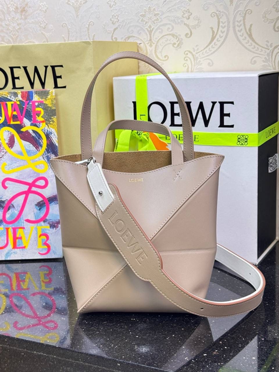 🎈新品牛皮可调节肩带 ➖➖➖➖【沙色拼色】👉🏻 编码：182323 尺寸：𝟏𝟒𝟑-𝟒.𝟓𝐜𝐦 撞色肩带绝绝子❤️正面饰品牌标志性Logo，调节长度为𝟖𝟎到𝟏𝟐𝟎𝐜𝐦