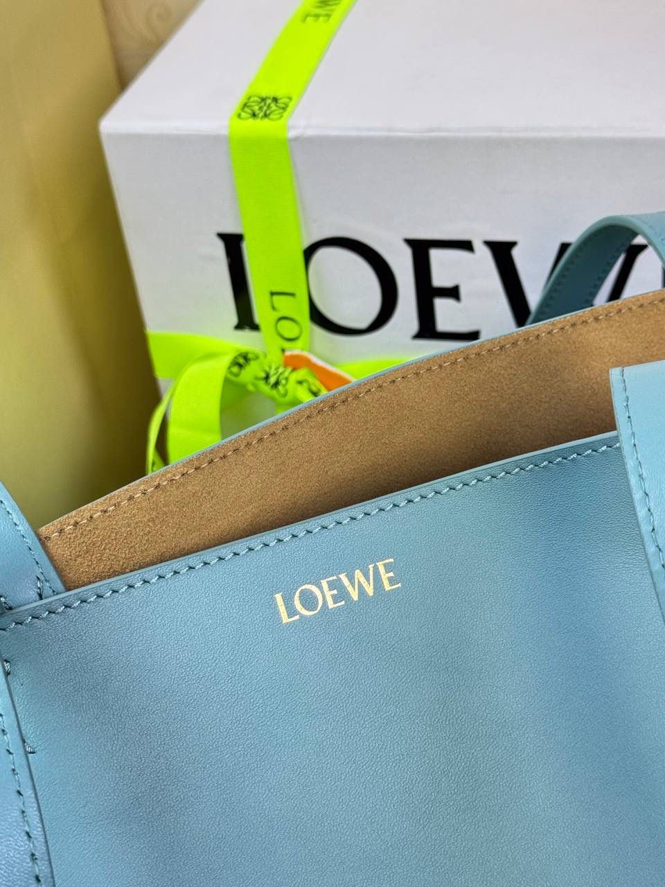 🎈*中号𝐏𝐮𝐳𝐳𝐥𝐞 𝐅𝐨𝐥𝐝折叠手袋👜*（水蓝色） ——全新【𝗡𝗘𝗪】升级‼️ 延续经典𝙋𝙪𝙯𝙯𝙡𝙚的标志性几何裁剪设计，新晋顶流🅰️𝙋𝙪𝙯𝙯𝙡𝙚 𝙁𝙤𝙡𝙚 𝙏𝙤𝙩𝙚以折纸包为灵感，升级成🉑完全折叠‼️的结构，立体与平面任意切换，出差旅行🧳必备单品。小牛皮材质轻且柔软，𝐌𝐢𝐧𝐢尺寸搭配一条可拆卸式肩带，手提，肩背，斜挎多样化背法✨ 尺寸：𝟐𝟓.𝟓-𝟏𝟒.𝟓-𝟑𝟏.𝟓𝐜𝐦 款号：052316