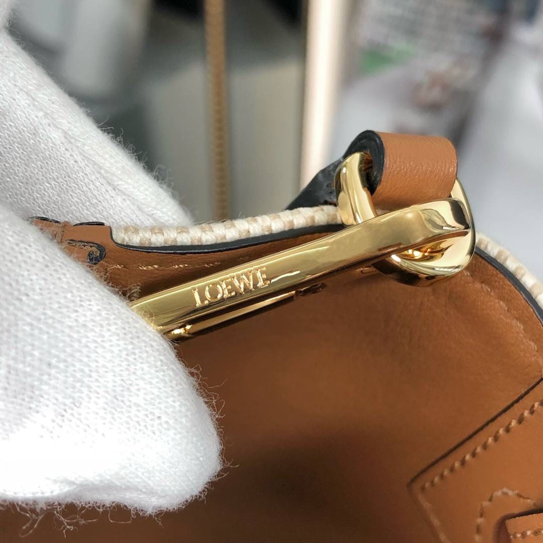 * 𝘈𝘯𝘢𝘨𝘳𝘢𝘮 𝘛𝘰𝘵𝘦 𝘔𝘪𝘯𝘪 挺阔有型的迷你小可爱.😍 尺寸：22-19.5-9cm 编码：652152 颜色：白色布配棕色皮 又出mini size啦，轻巧可爱又舒适，容量还是一样很能装，雨伞水杯轻松容纳！ 新增长肩带，还有更多背法等你解锁哦🔓