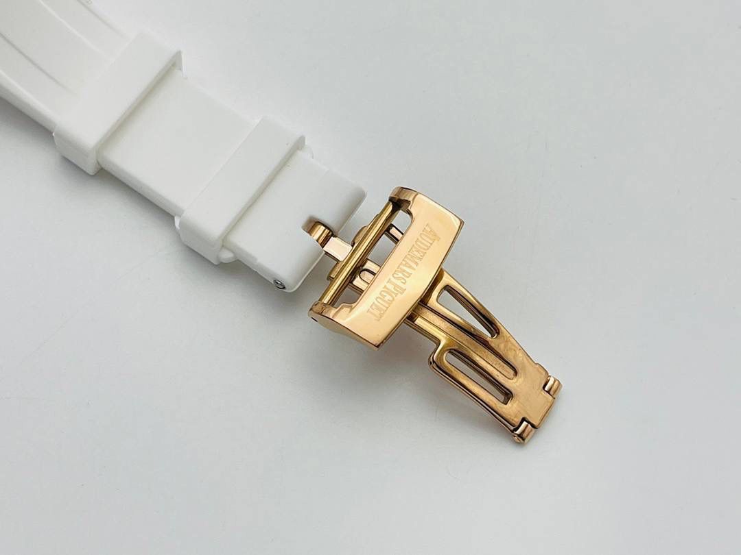 爱彼AP皇家橡树离岸系列37MM石英VK计时腕表！ 1⃣️瑞士进口石英机芯，此款爱彼是女款，不仅拥有男表的硬朗霸气风格，还增加了几分柔美、使得女装腕表更加时尚个性也是当下最热门的爱彼女式腕表之一！ 2⃣️表壳904L精钢！ 3⃣️圈口奢华南非钻，带来非凡触感与视觉享受！ 4⃣️表带采用白色液态硅胶，不一样的佩戴体验！ 非常难得的款式希望你们不要错过哦！欢迎您的品鉴！😎💯🚀