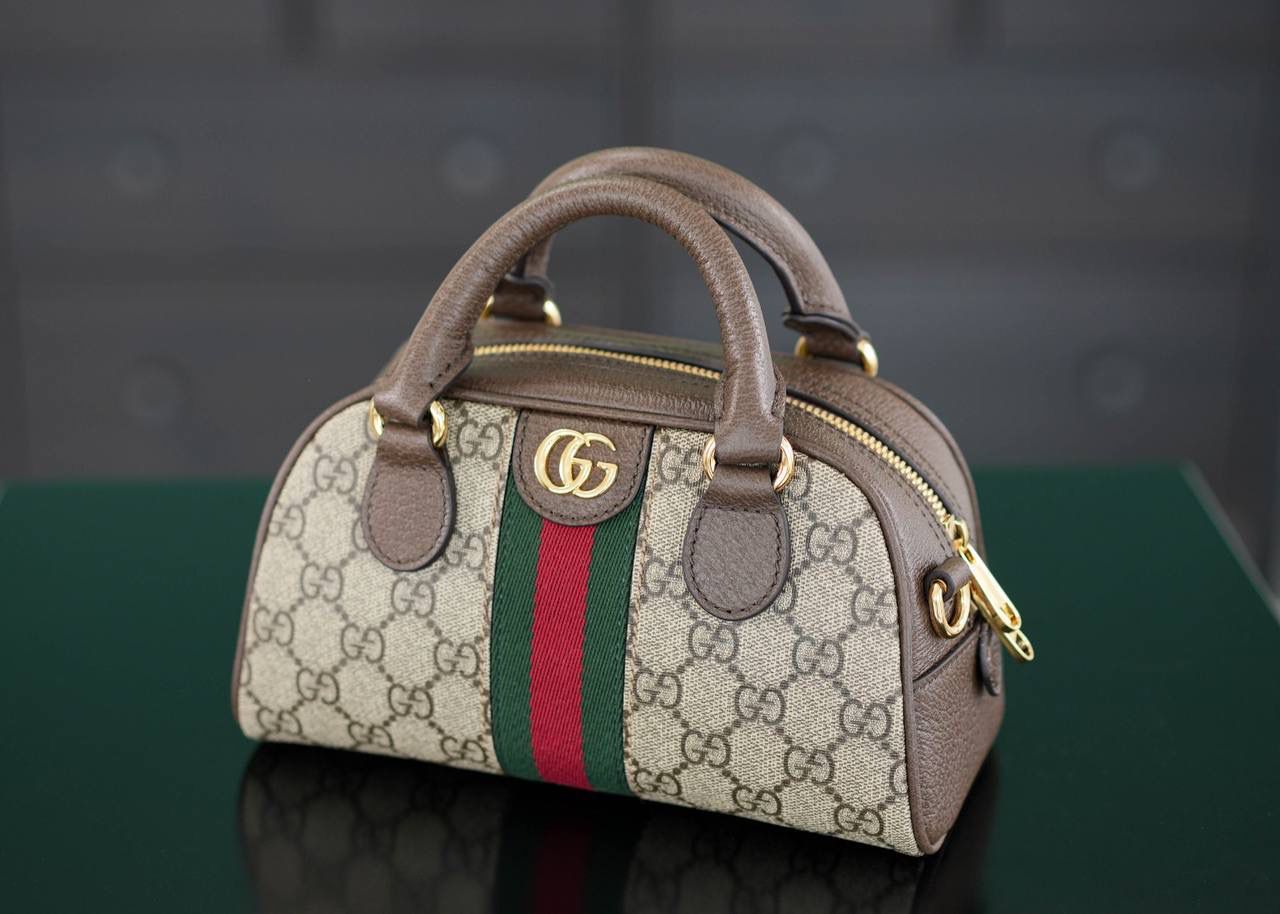 🥯GG Ophidia系列迷你手提包 波士顿21cm 正品售价,500 包身简洁大方，太过繁杂的元素反而会降低档次，强烈推荐! 虽然是迷你尺寸，可是它的容量很可！！！ 官方款号 724606 尺寸：21x12x10cm