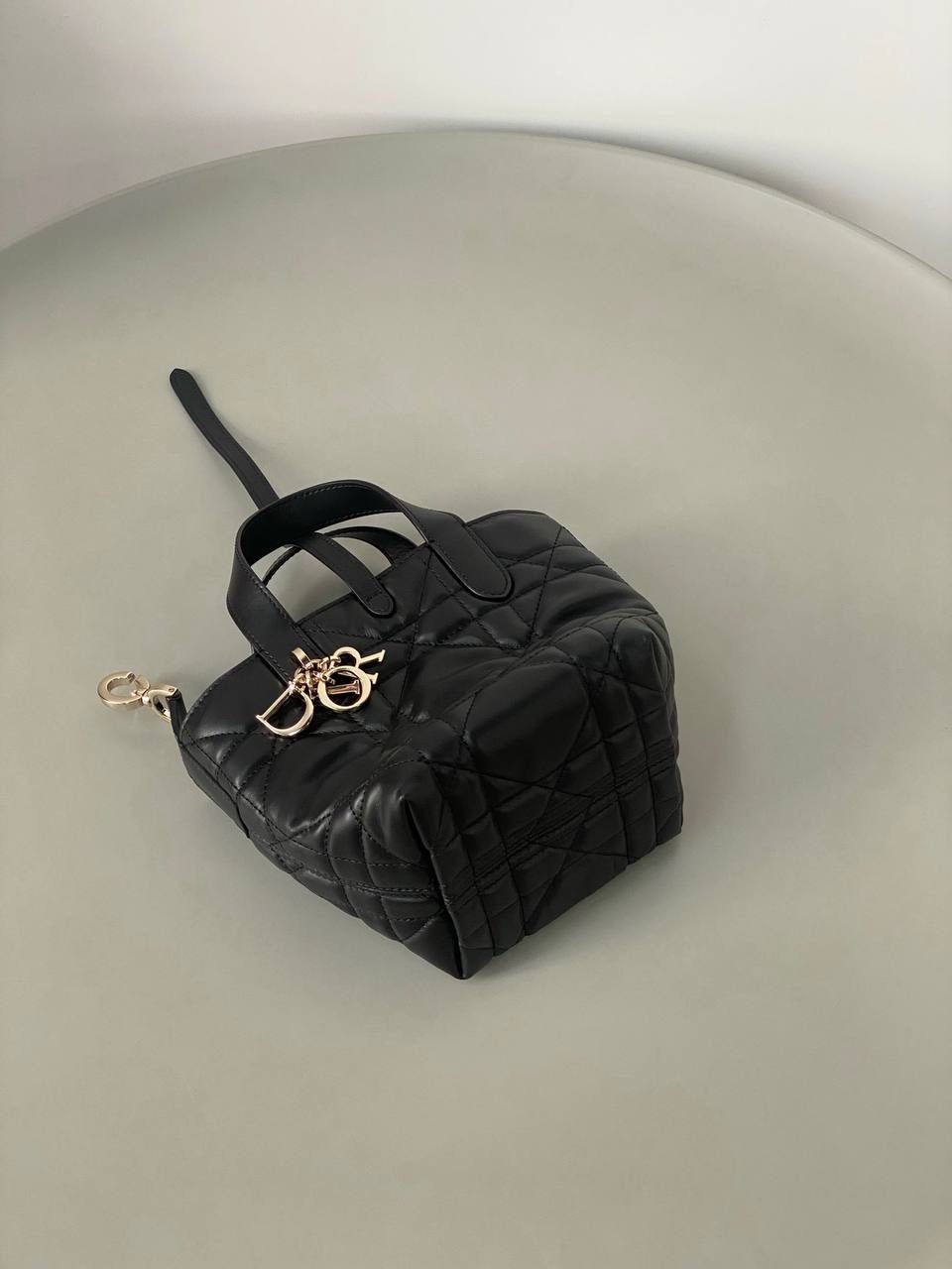 🈶黑色，迷你 𝗗𝗜𝗢𝗥 𝗧𝗼𝘂𝗷𝗼𝘂𝗿𝘀新版竖款 火爆全网toujours缩小版来啦！ 看到真的心动得不行～ 实物就是常规迷你水桶大小， 真的可爱死 别说，包虽小但容量还挺大的 日常用品都能轻松装上 肩带长度也刚刚好，不挑身高 反正就是太乖啦！夏日必备 😍 迷你：13×15×12cm #M1272m 中号：20x22x18.5cm 小号：16x18x12cm