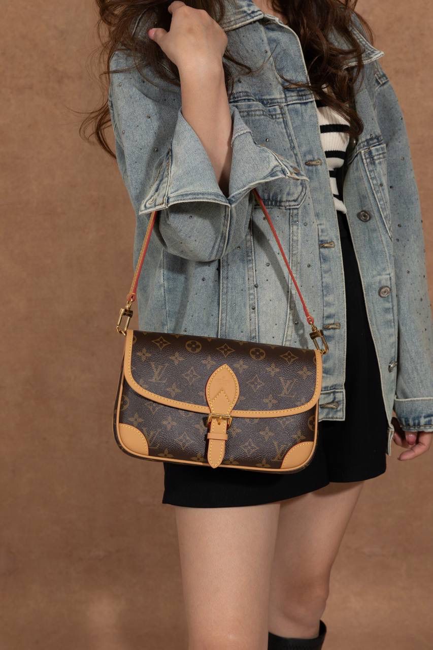 LV老花包💼😍 皮料采用意大利 A 级皮料，品质卓越。不管是是手感还是耐用性都堪称一流。五金精致，面料考究，手工精湛，油边细腻，每一个细节都彰显着 A 级出品的高标准。图片与产品一致，所见即所得哟🔥🔥 Size：25x15x19cm 细节真的很顶！ 渠道货的工艺一看就懂，从走线、五金到皮料和油边，全部都很细。 整体质感在线，拿在手上就知道做工不马虎，真的越看越爱😍