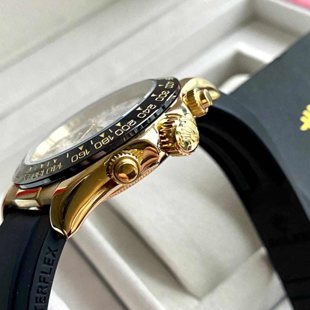 国民最爱跑量款❗️迪通拿最新款【陨石面】劳力士Rolex超级迪通拿版本 表径40x12 底盖印制有18K电镀效果 【蓝绿夜光】字面跟针的夜光不同于市场其他版本的蓝色夜光，修正使用与正品同步蓝绿超级夜光粉 使字面钉更光亮 夜光更强发光时间更久！ 【字面】经过不断调正打磨，陨石面更加接近原装水准 立体层次感十足 【镜面】超强矿物质玻璃 镜面6字位同步正品防伪小皇冠标志 【陶瓷圈】本厂圈口一体成型高精密陶瓷圈色差也是必须降到最低 圈口角度与字体大小字体颜色更明显与原版一致 【机芯】采用全自动机械机芯 三个小秒功能全部对版正品 6字位小秒