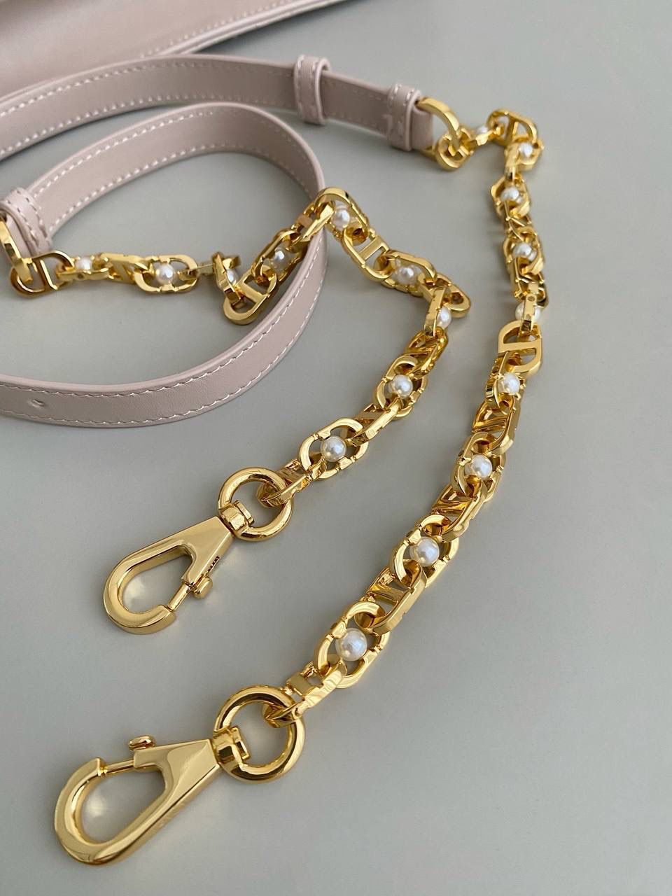 🈶杏色小号 𝐃𝐢𝐨𝐫 𝐀𝐧𝐠𝐞 𝗯𝗮𝗴手袋 这款颜值真的好看爆! 拿手上那种厚重的千金感’一秒沦陷 超大的CD 按扣、珍珠金属链条、和全金属手柄加上复古的包型、让整体非常精致 有种阳刚与柔美的酷时尚感 内里有隔层，可以很好的把私人物品归类 手拎手腕肩背腋下都可以 真的做到实用好看俩不误，超赞！ 25×7×16cm #💰115050m