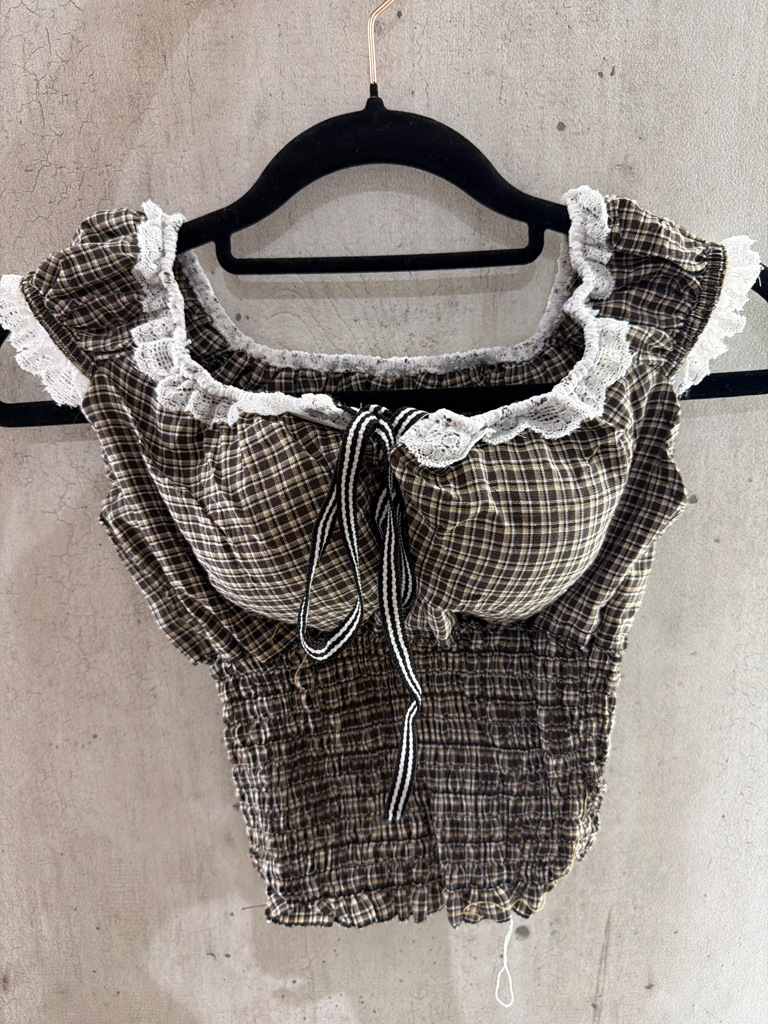 格子露肩荷葉上衣