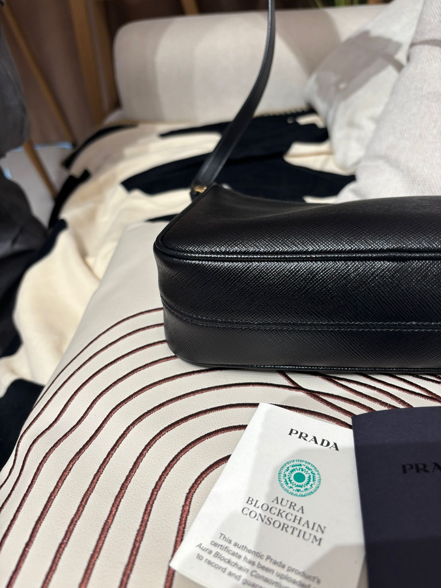 Prada Re-Edition hobo 牛皮 肩帶可調節長度 100%Authentic , 99%new ✅card booklet ✅dust bag 👜專門店售價$19,200📣