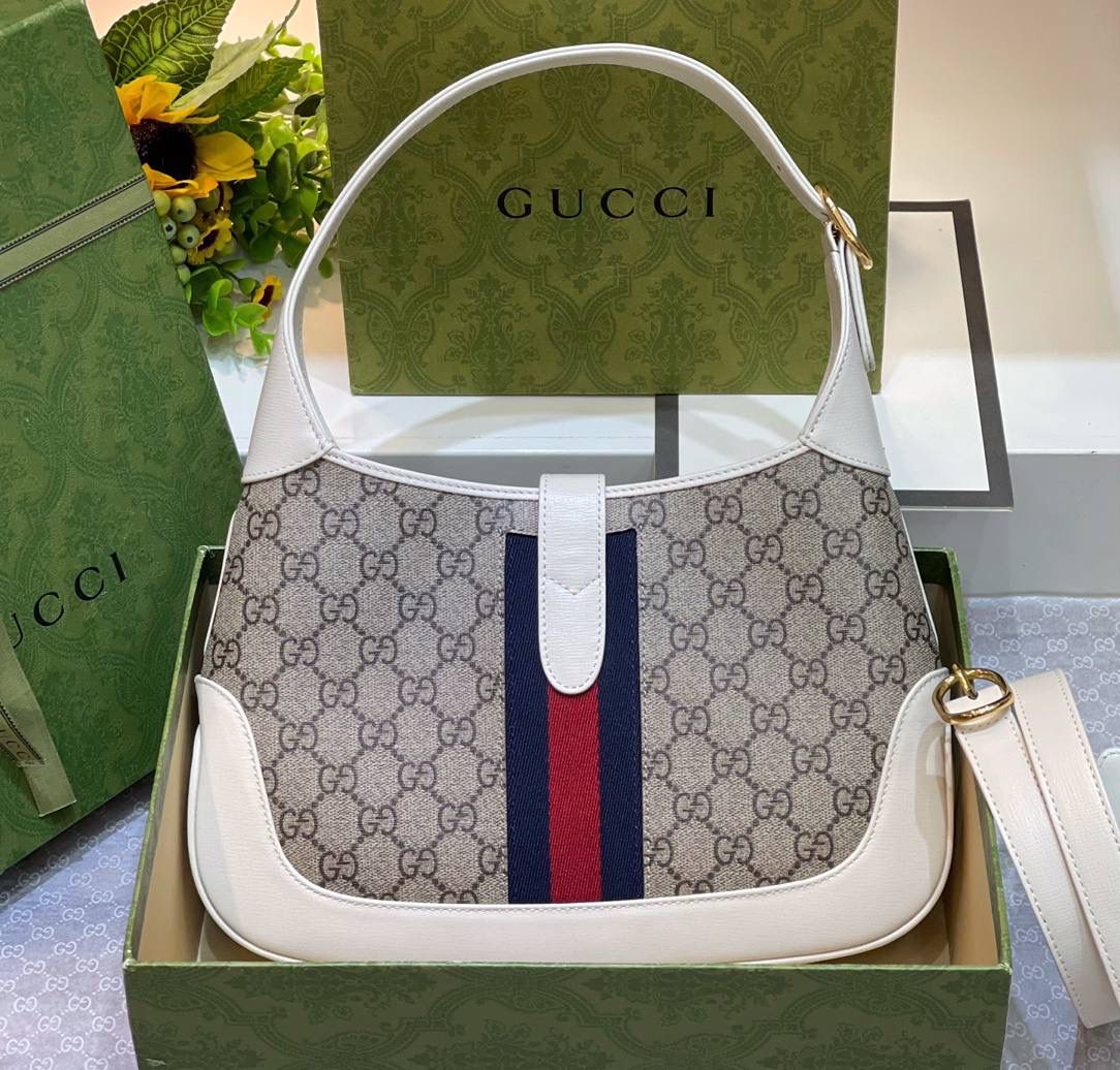 。✈️✈️✈️ 𝗝𝗮𝗰𝗸𝗶𝗲 1961原厂皮🔥# ▫️型号：636706 ▫️尺寸：28*19*4.5𝗰𝗺 Jackie本季新款具有极高辨识度的手袋重回时尚前沿，采用经典GG Supreme原版材料制作，配有一根额外的可拆卸肩带。第二根肩带可通过搭扣固定在手袋上，为典藏设计注入现代时尚格调，打造手提、肩背或斜挎等多样化的携带选择。 拥有多种穿搭方式和风格的单品是所有成为品牌个性精神一部分的顾客的欣然之选。