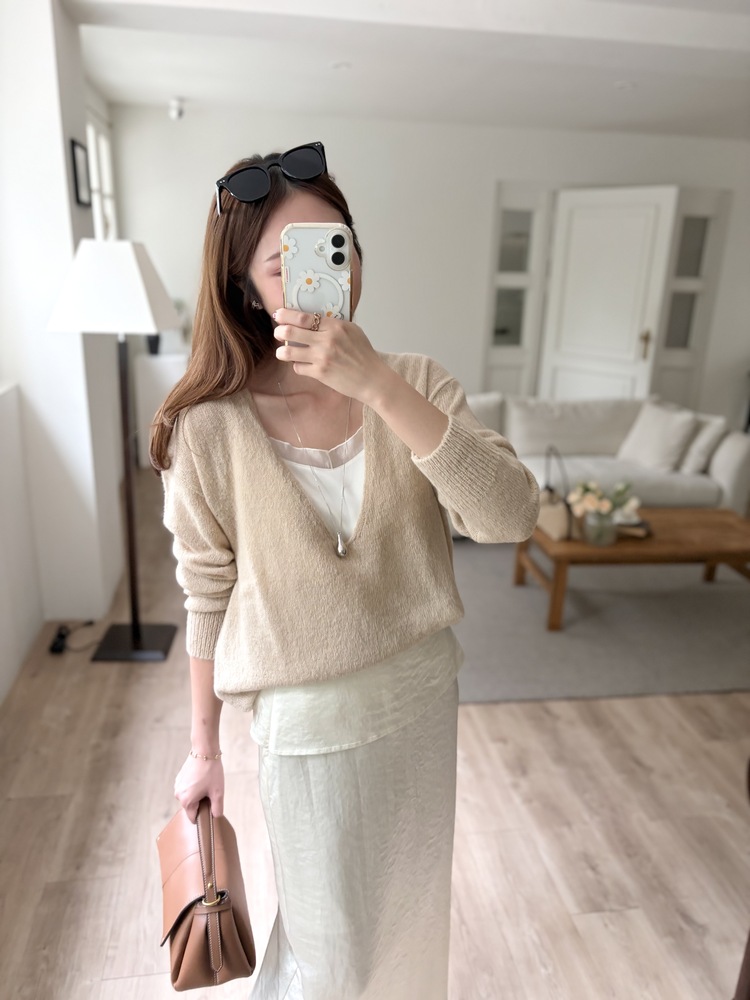 Low-cut Alpaca Knit Sweater (Beige)