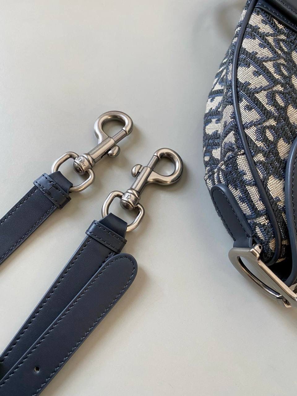 🈶老花配皮，大号 𝗖𝗗 𝗦𝗮𝗱𝗱𝗹𝗲 经典马鞍包 王者中的王者，地位不可撼动 席卷了整个时尚圈今年依旧火爆啊 也让最新出的银扣+黑篮牛皮翻盖版 再次把热度推向巅峰！真的太酷了 时尚感拉满的同时增添了一份完美女性的力量感！ 25.5×20×6.5cm #8006m