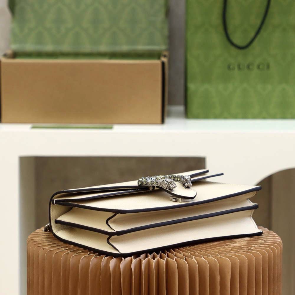 𝐃𝐢𝐨𝐧𝐲𝐬𝐮𝐬经典酒神系列 #400249#原厂皮 ▫️尺寸：28*18*9cm▫️ 风靡全球的𝑫𝒊𝒐𝒏𝒚𝒔𝒖𝒔酒神包， 精致的虎头扣搭配施华洛世奇水晶钻点缀， 大气又浪漫的气质，有一种低调的奢华气质， 白色超级温柔，有一种心动颜色的味道， 这一款是全凭美貌征服审美入手，颜值真的是绝绝子，超级无敌好看，而且可盐可甜的少女感满满，搭配施华洛世奇水晶钻，让你没有理由拒绝的一只高颜值的酒神！🤩🤩