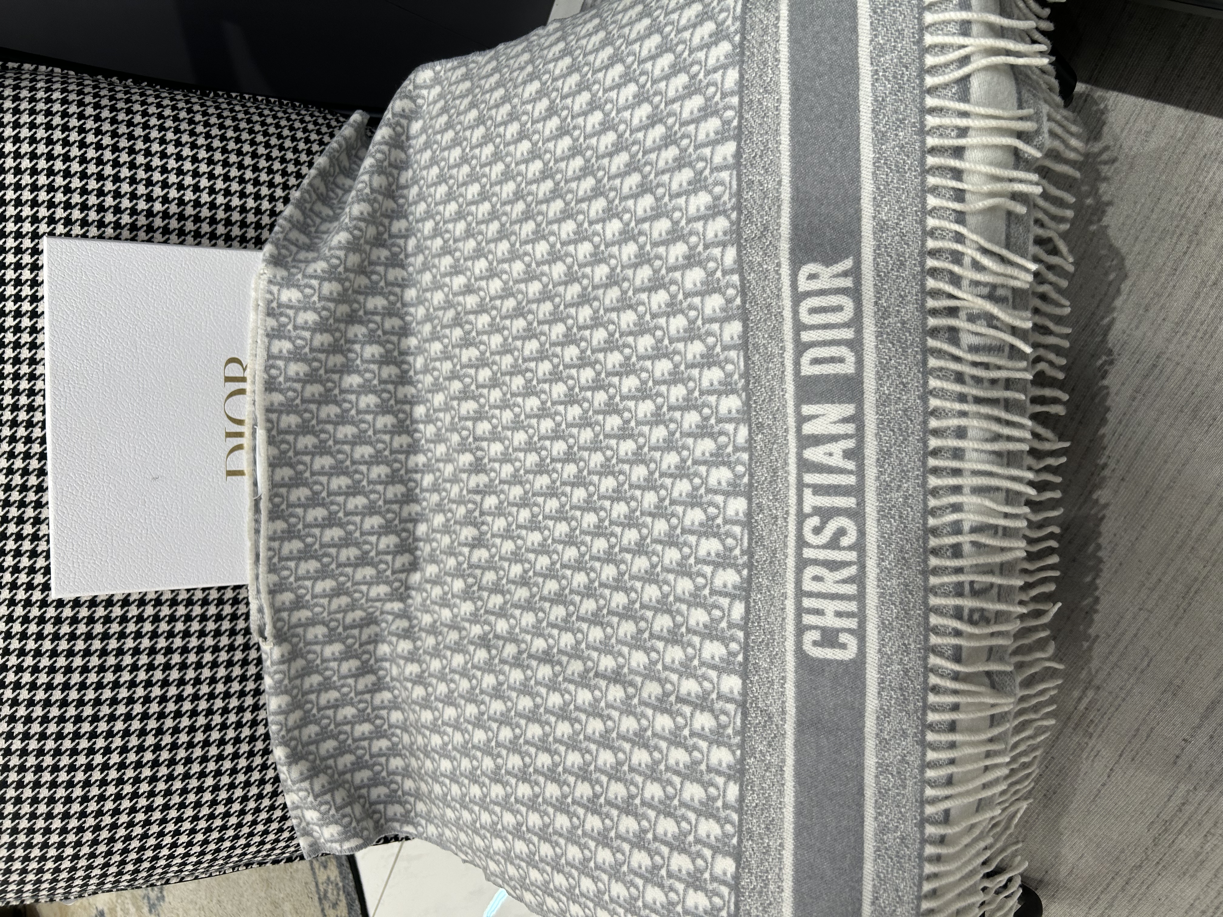 Dior 披肩圍巾 100%Authentic, 99%New ✅Box