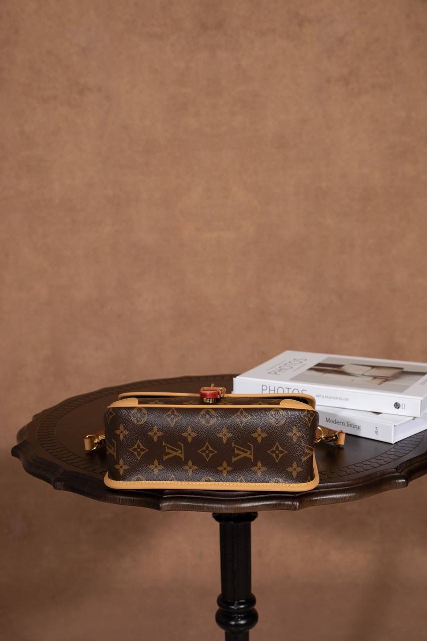 LV老花包💼😍 皮料采用意大利 A 级皮料，品质卓越。不管是是手感还是耐用性都堪称一流。五金精致，面料考究，手工精湛，油边细腻，每一个细节都彰显着 A 级出品的高标准。图片与产品一致，所见即所得哟🔥🔥 Size：25x15x19cm 细节真的很顶！ 渠道货的工艺一看就懂，从走线、五金到皮料和油边，全部都很细。 整体质感在线，拿在手上就知道做工不马虎，真的越看越爱😍