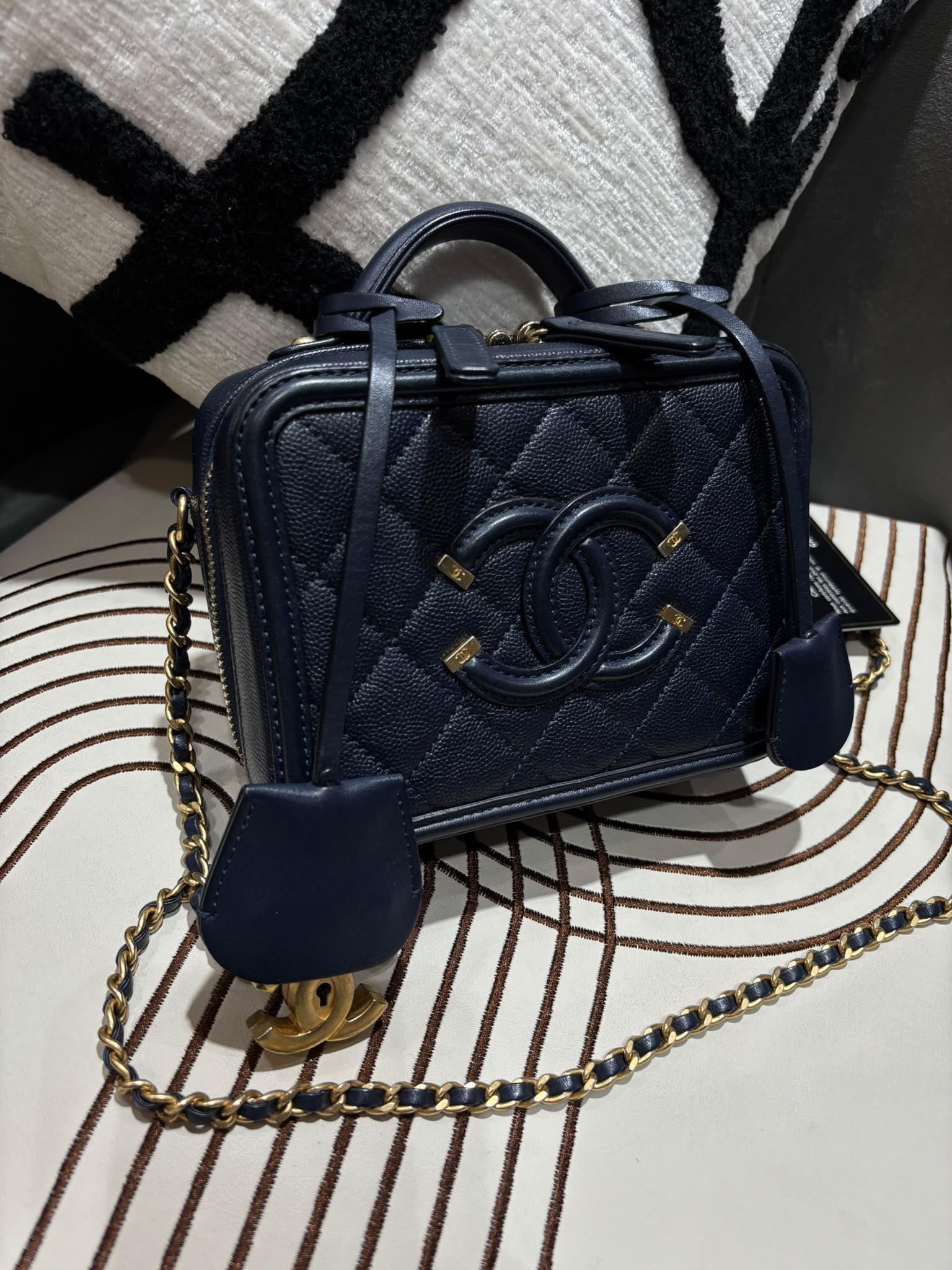 Chanel CC filigree Vanity Small 17cm 深藍色荔枝牛皮金鏈，100%Authentic, 98%New ✅25Card ✅Key lock✅Dust bag✅Box