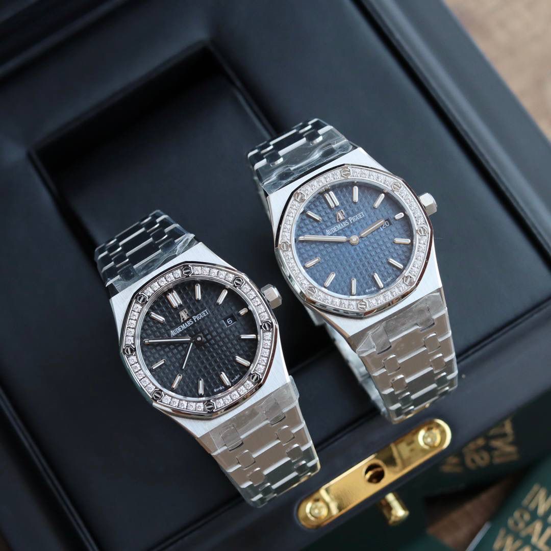 🚀原单AUDEMARS PIGUET爱彼 皇家橡树系列67女士石英腕表 独家原版拆解开模 所有配件均可原版互换使用，搭载原装瑞士F04111石英机芯。走时精准！全程CNC打磨，多次校对调整版型，棱角分明。表壳直径33MM,多边形状表圈与表壳精密相合，表圈以六边形螺丝栓固定在表壳上（圈口镶嵌精美施华洛世奇钻，璀璨夺目）表带链节精致规整，链节经过上百次细致的打磨处理，呈现出完美的纹理。折叠式表扣开合简单，佩戴方便。腕表表耳处呈弯折状，可以保证腕表与腕部更加贴合。表盘镌刻“Grande Tapisserie”大方格纹装饰，搭配荧光立体时标和皇家橡树指针，宽大的指针和时标让读时简单清晰。三点位置日期显示窗口，以阿拉伯数字显示。腕表为密闭表底，表底上镌刻皇家橡树系列的英文名称“Royal Oak”字样✨🔥