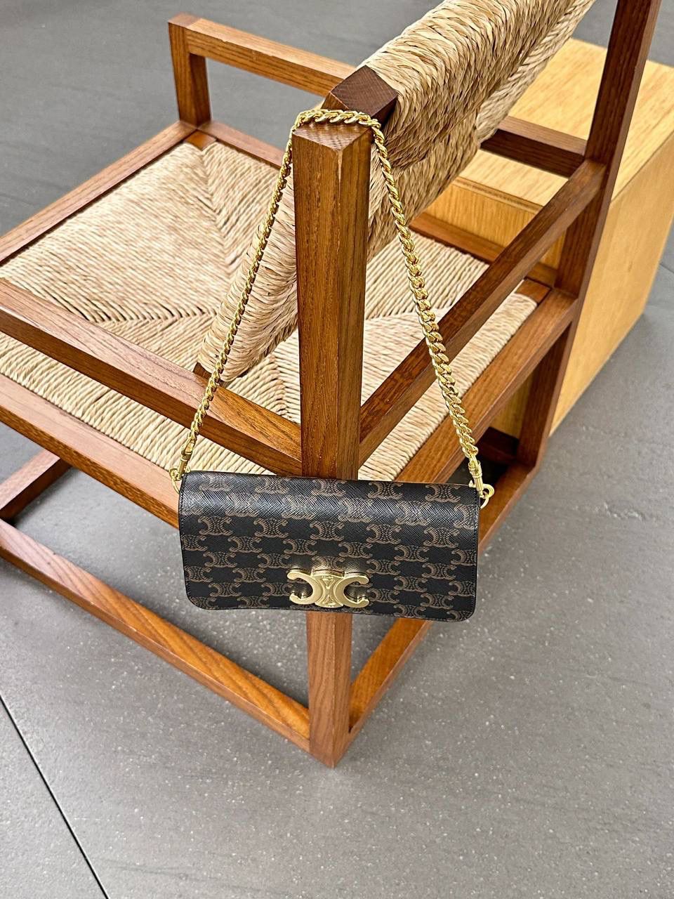 🔥大货实拍图 𝗖𝗘𝗟𝗜𝗡𝗘 ♥️ 𝗠𝘂𝗹𝘁𝗶𝗽𝗼𝗰𝗵𝗲𝘁𝘁𝗲三合一 型号：10L972 尺寸：20.5*11*4cm CELINE也太懂女孩子需要什么了吧～新款包袋有两条肩带哦，斜挎背让你更方便行动自由，腋下背让你更好展示自己的风格！