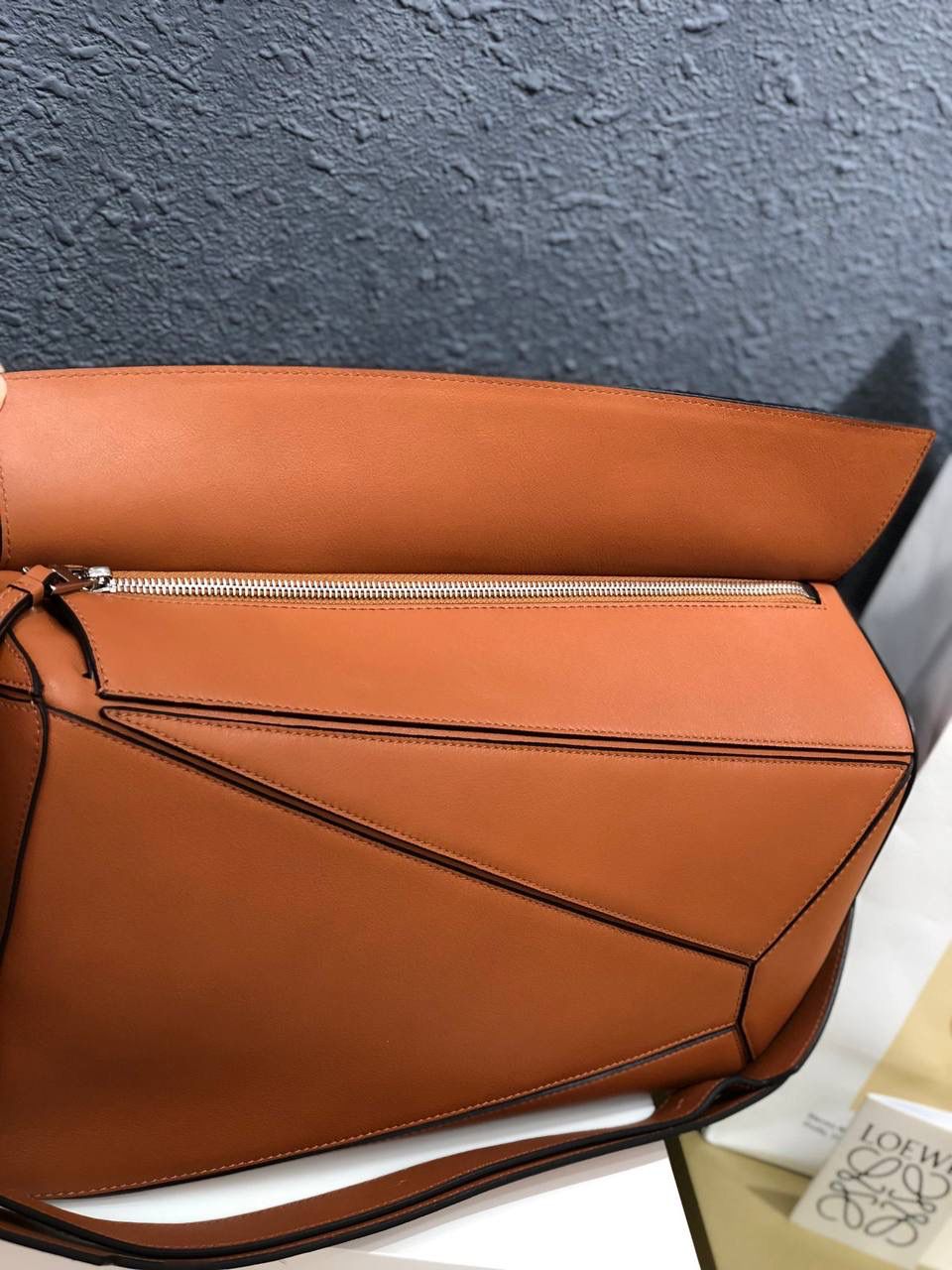 🧡罗家经典𝐏𝐮𝐳𝐳𝐥𝐞 大号手袋 尺寸：𝟑𝟔-𝟐𝟕-𝟏𝟒𝐜𝐦 编码：061607 颜色：平纹/土黄/白标 🧡凭借其创新的长方体形状，舒适的触感和高实用性，准确的裁切创造出了立体感。 人字纹棉帆布内衬，Anagram空压点缀，一个内部插袋隔层，后拉链口袋