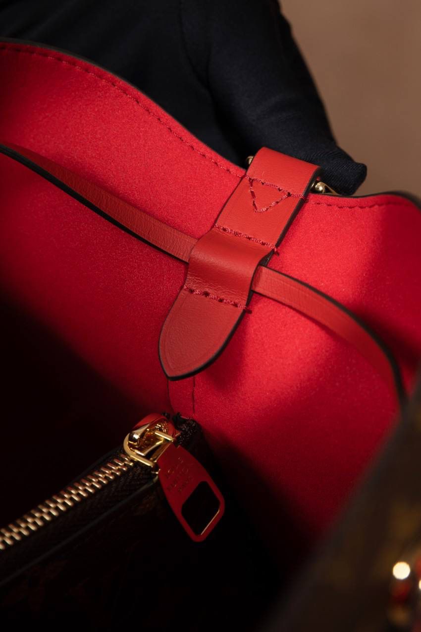 LV水桶包🎀 尺寸 26×26×17.5cm▪️ 这是很多人入门都会选的经典款，超受欢迎！原本在 1932 年是用来装香槟的酒袋，现在变成超时尚的水桶包，经典到不行，被叫“经典之王”一点都不过分😍💯