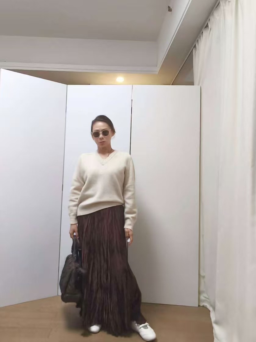 ### #3002, Lambswool Cashmere V- neck Pullover 綿羊毛茄士咩V領針織上衫