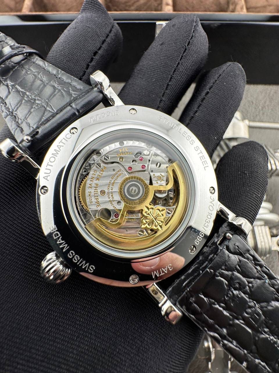 【铁划银钩 苍劲有力】高颜值新品墙裂推荐 精湛的工艺！ 年度最佳典藏之作——百达.翡丽古典超级复杂多功能 万年历功能腕表 团队历时两年多精心设计，不计成本，敢为人先，力求完美，克服重重难关，突破多层技术瓶颈，机芯型号为CH 29-535 升级版，质量稳定！ 【表带】经典意大利小牛皮表带，纹路清晰，质感好。搭配圈市面最顶级的百达翡丽灯笼表扣，通用原装无压力。 优雅的Calatrava雕花表壳极具个性，42毫米的表径适配大众男性手寸，非常商务可亦休闲。