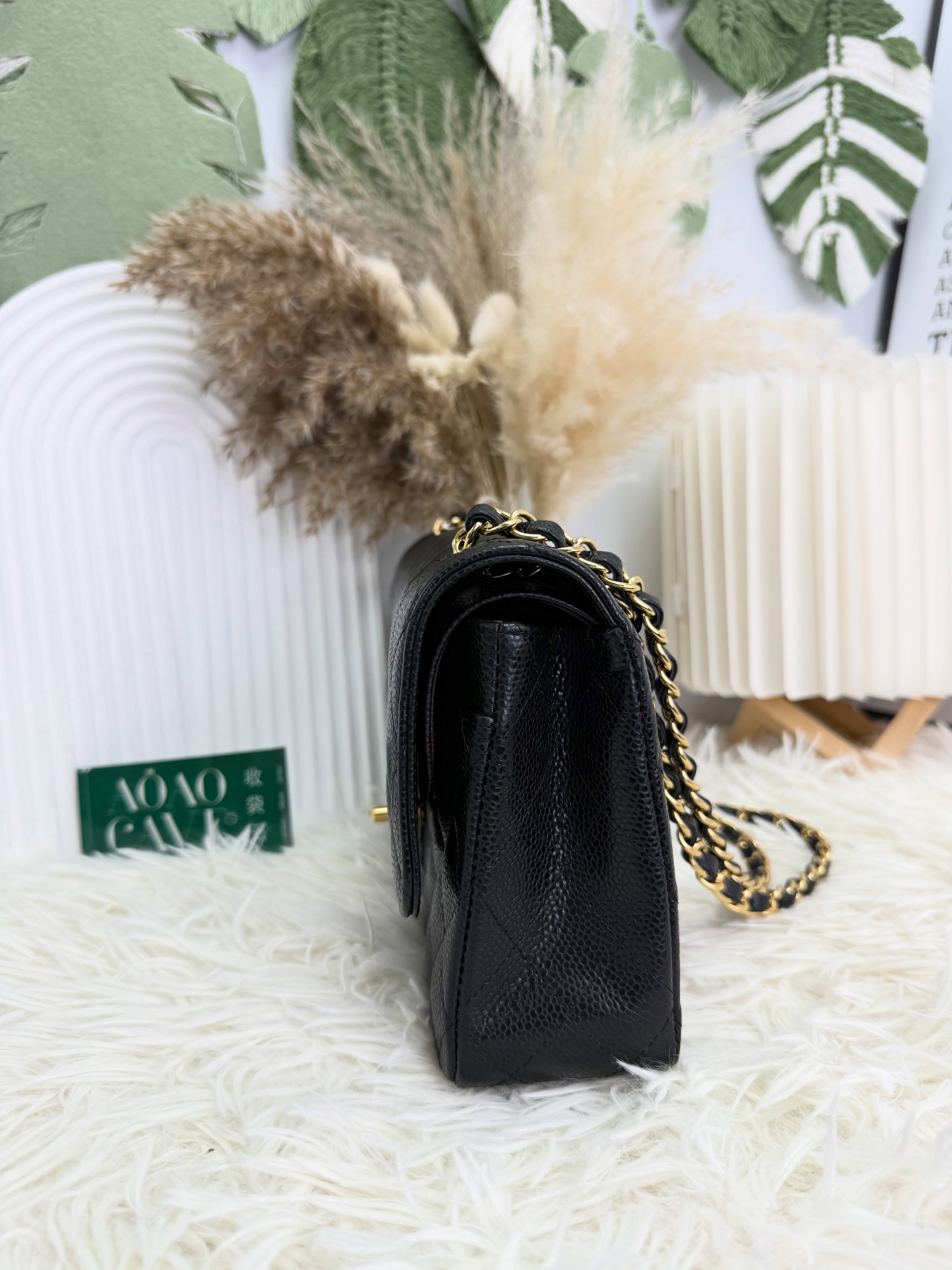 Chanel💫未使用品 🛍️ CF 25cm 🖤30卡 全套👜🎁  15.5*25.5*6.5  荔枝紋牛皮，經典黑金配色，容量實用，大方高貴🖤  配件 - 塵袋、盒、單，未使用品💫  💰優惠價 $46980 new  #收袋王  喜歡的話快點pm/whatsapp 我們💓 銷售熱線51111 321（whatsapp)  我們服務包括有：手袋飾物回收、手袋置換(一換一、一換多也可以） 、專業手袋鑑證、專業手袋護理 Is 購買方法 🏢親臨門市 荃灣南豐中心15樓1521室（荃灣地鐵站a出口1分鐘到）敬請預約 ❤️只賣正品正貨，任驗💓🫰🏻 ❤️‍🔥本店為香港註冊公司絕對真貨，信心保證👍🏻 🫰🏻本店設有鑑證服務，有駐場鑑證師  ✨歡迎追蹤我哋各個平台緊貼最新優惠x貨品🔥😍 👇🏻👇🏻👇🏻👇🏻👇🏻👇🏻👇🏻👇🏻  ⭐️Instagram: aoaocave  🌈Facebook: aoaocave收袋王  🔥Carousell: acluxuryhk  👆🏻👆🏻👆🏻👆🏻👆🏻👆🏻👆🏻👆🏻  ___________________________  Disclaimer🫰🏻All trademarks and copyrights are reserved to the original brand holders. @AOAOCAVE sells only authentic goods and is not affiliated with any of the brands mentioned.  @AOAOCAVE 跟任何品牌無關，而且沒有持有任何品牌資版權，亦沒有與任何品牌合作。所有商標及版權歸屬於品牌坊所有，帖子只作分享用途。  #aoaocave #手袋回收 #名牌買賣