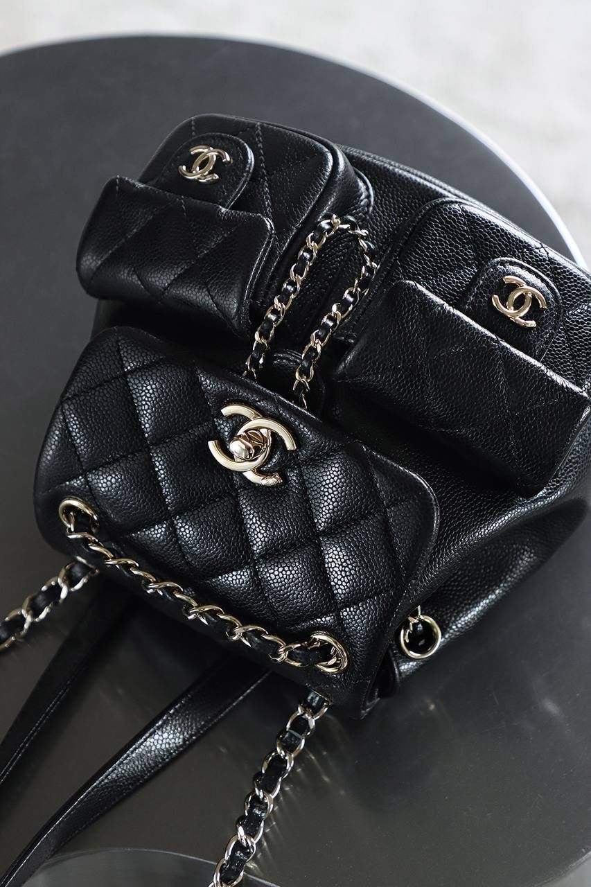 24A青蛙包duma小號雙肩包鑒定版👜 一包一碼 支持全球鑒定查驗身份證原廠專G Haas皮料過關清單資料可査詢 duma作為小香中的熱門款，從中古款到現在每一季都做了改動，23P duma大火後，24A返場，又是熟悉的荔枝紋牛皮，但24A的荔枝紋表面的紋路更平一些，光澤度也更强了！ 五金：厚镀14k浅金扣 皮料：Hass中小球牛皮 尺寸小号：16.5*17.5*10cm 中号：20*22.5*11.5cm