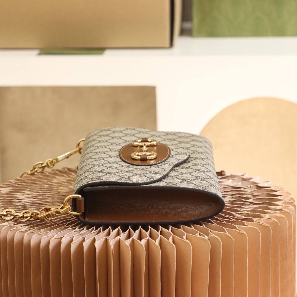 𝐇𝐨𝐫𝐬𝐞𝐛𝐢𝐭 马衔扣系列 #677286#原厂皮▪️ ☑️尺寸：26*16*4cm 这款1955系列马衔扣 配有两条可拆卸的肩带 一条经典的红绿织带 演绎经典的味道 一条金属链条设计 充分诠释了品牌的实用设计 两条肩带拆卸 🉑️当手拿包 ✅标志性的马衔扣五金 代表了经典的诠释 低调而优雅气质的搭配 必备神器！🔥