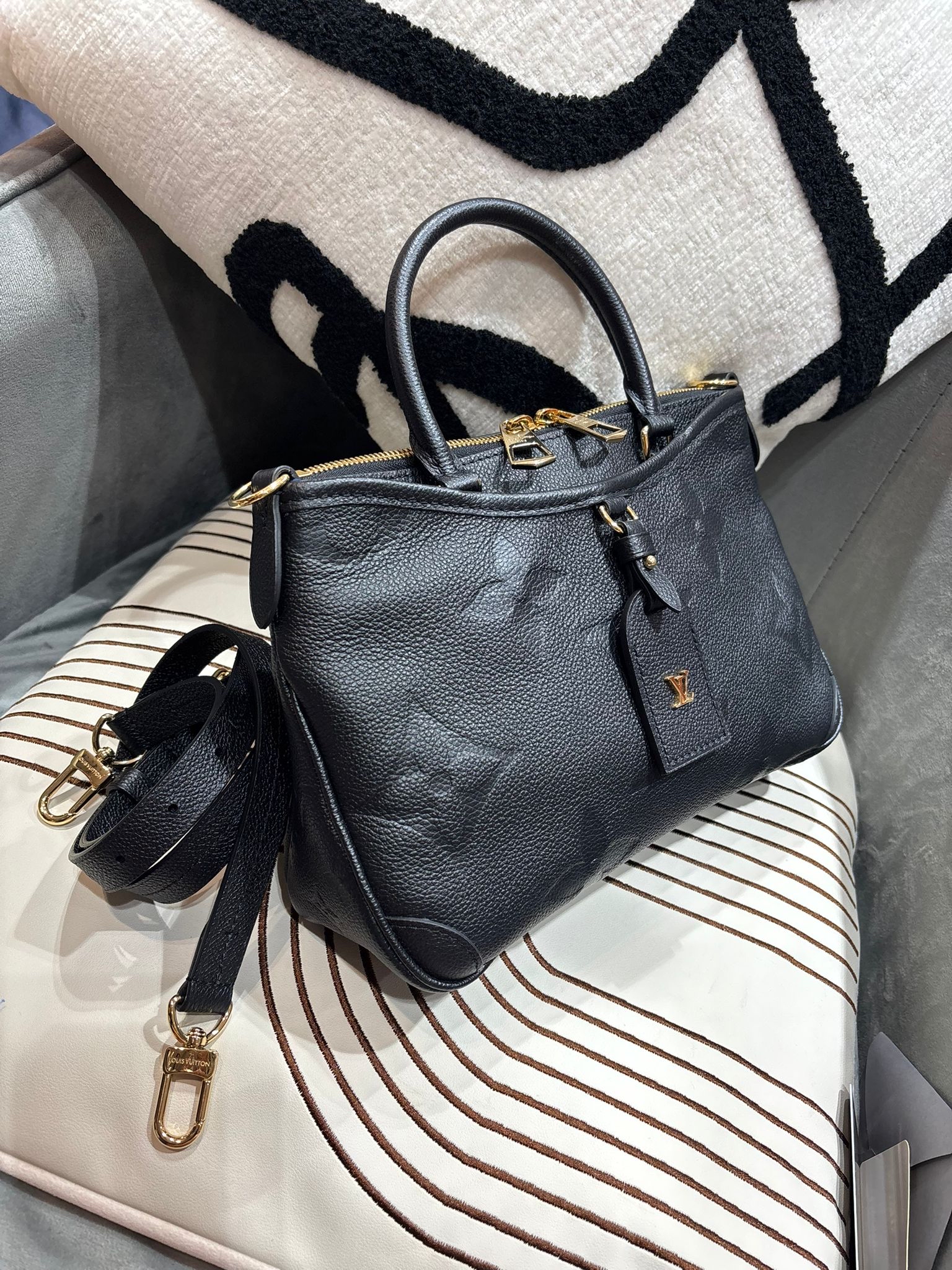 Lv Calfskin Monogram Empreinte Trianon PM 2 way bag M46488 100%Authentic, 99%New ✅Dust bag 