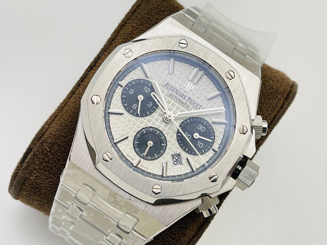 AP爱.彼皇家橡树系列26331OR多功能计时机械腕表41MM！ 1⃣️【机芯】7750改原装机芯 6字位小秒 功能与原装一致！ 2⃣️【表镜】表镜选用进口蓝宝石玻璃镜面！ 3⃣️【表壳】采用进口316精钢表壳，表壳通过拉丝和部分抛光打磨处理之后，忽明忽暗展现出精致而硬气的独特气质！ 4⃣️【头粒】头粒设计与专柜一致可以微调 佩戴更佳贴手舒适 经过多道工序的打磨和磨砂处理，终把AP特有的八角型表圈表达出棱角分明的线条！ 5⃣️【表盘】超强夜光显示，可以在任何环境下读取时间！