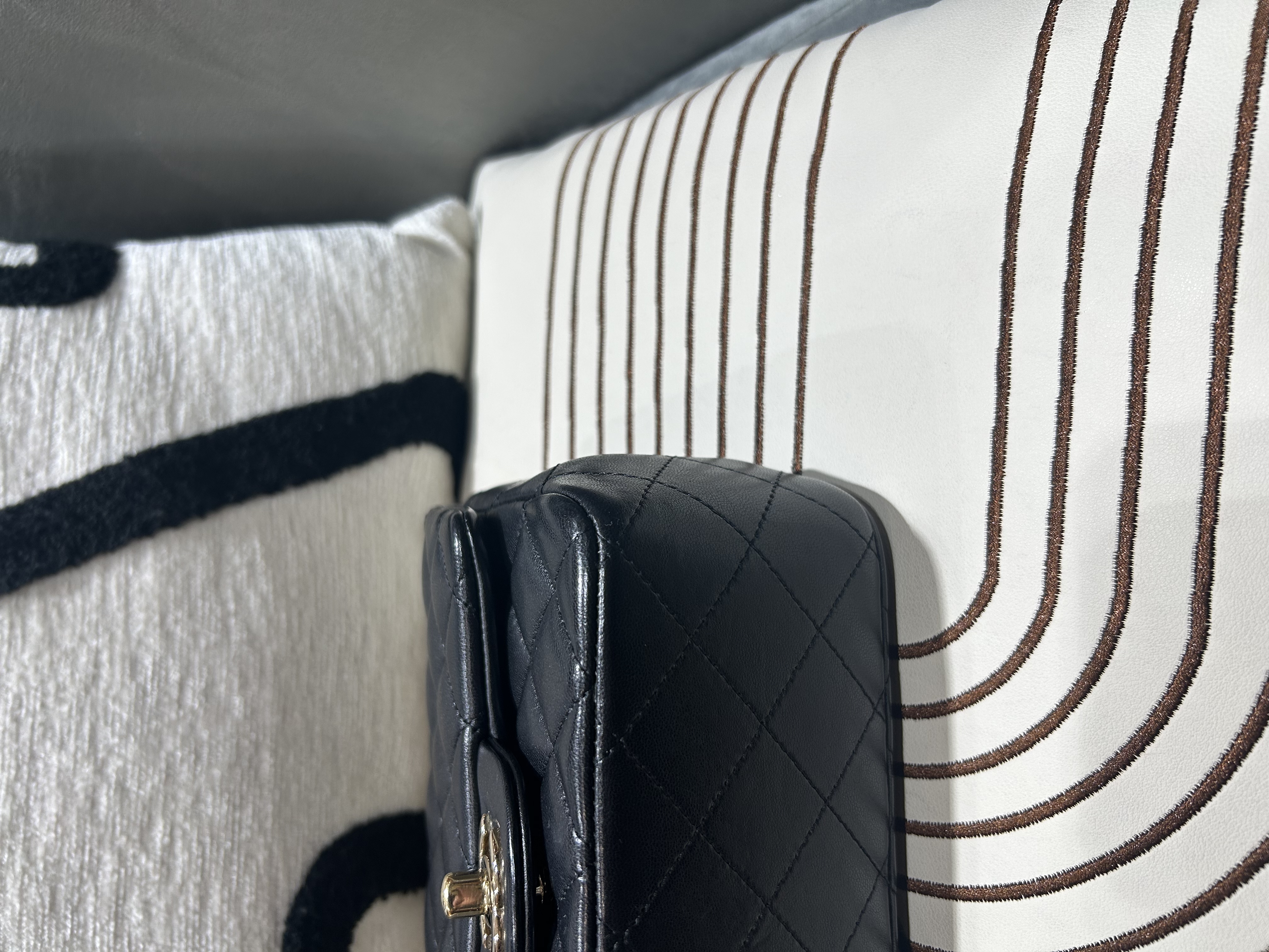 Chanel Mini Classic Flap 方胖子 17cm A35200黑色羊皮金鏈 100%Authenic, 95%New ✅24Card✅Dust bag✅Box
