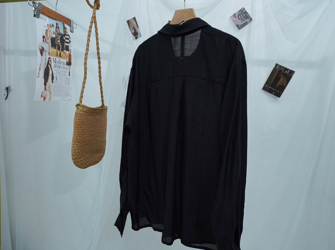 Relaxed Fit Black Shirt with Pleated Panel Detailing ‖ 宽松设计感衬衫 KR01625081