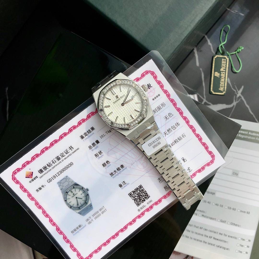 专柜很难买的AP女款到货啦！今天我们介绍的就是爱彼皇家橡树系列中的女士腕表。其官方型号为67651ST.ZZ.1261ST.01。爱彼皇家橡树系列独有的八角形外观还拥有爱彼独特的设计风格也将女士优雅风格融入其中，深受女士们的爱戴，即使只有33毫米的小尺寸，也将爱彼独有的纯净美感与刚毅线条展现的淋漓尽致。 而镶满钻石的表圈也为佩戴的女士增添了更多的柔美。（40颗明亮型切割美钻 总重约0.71克拉）搭载瑞士石英机芯、拥有实用的日历显示功能，女士们佩戴起来不会显得沉重 配专柜全套包装出售。这种货一般数量不是很多的。数量有限哦。