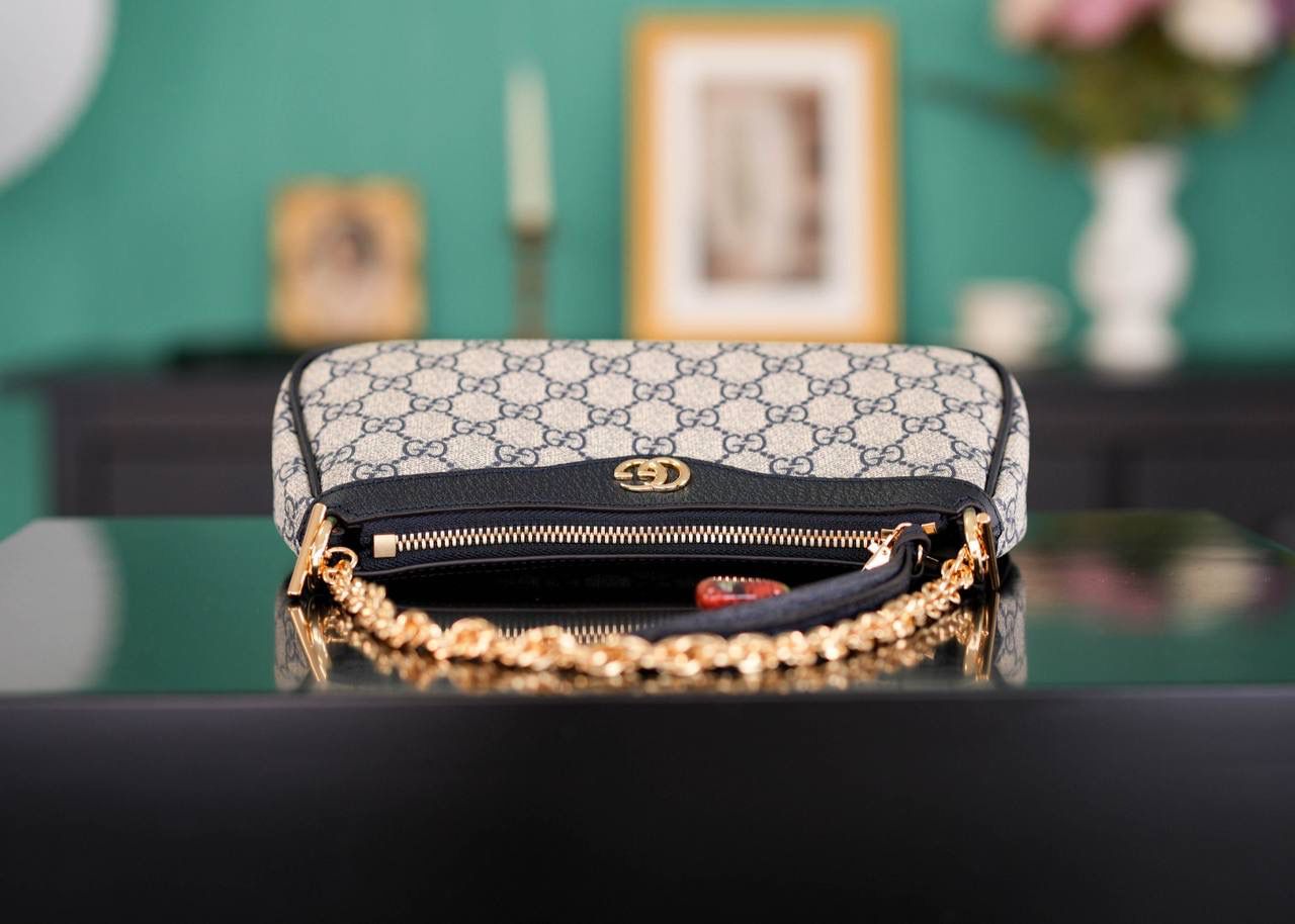 🥯Ophidia系列小号手袋 草莓包午夜蓝色 25cm 这款草莓包惊喜感非常强， 经典的元素搭配小巧可爱精致时髦挂饰， 金属链条和经典红蓝织带，复古感十足且百搭， 可爱又别致的小草莓是点睛之笔， 整个包包很轻便，特别好背呢~ 官方款号 735132 尺寸：25x15x6cm