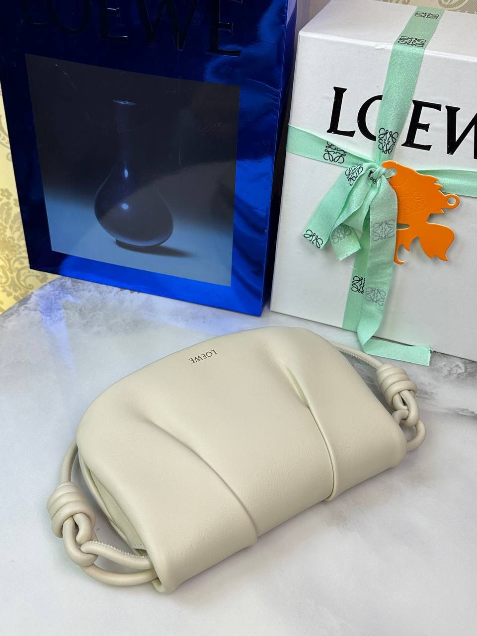 全新*𝙋𝙖𝙨𝙚𝙤 𝙨𝙖𝙩𝙘𝙝𝙚𝙡 手袋🛍️【米白】 —— 朕品1w7➕😘 尺寸:𝟐𝟓-𝟏𝟕-𝟖𝐜𝐦 编码:062318 ✅做工精致，廓形简洁优雅，独特、柔软的褶襇结构，超轻盈构造，纳帕软牛皮革（里外全皮），顶部饰有flamenco螺旋绳结。 ✅配置双肩带，短手柄肩带可做腋下包不可拆卸，长肩带可肩背可斜挎可拆卸调节，磁扣开合设计，多种背法随心所欲❤