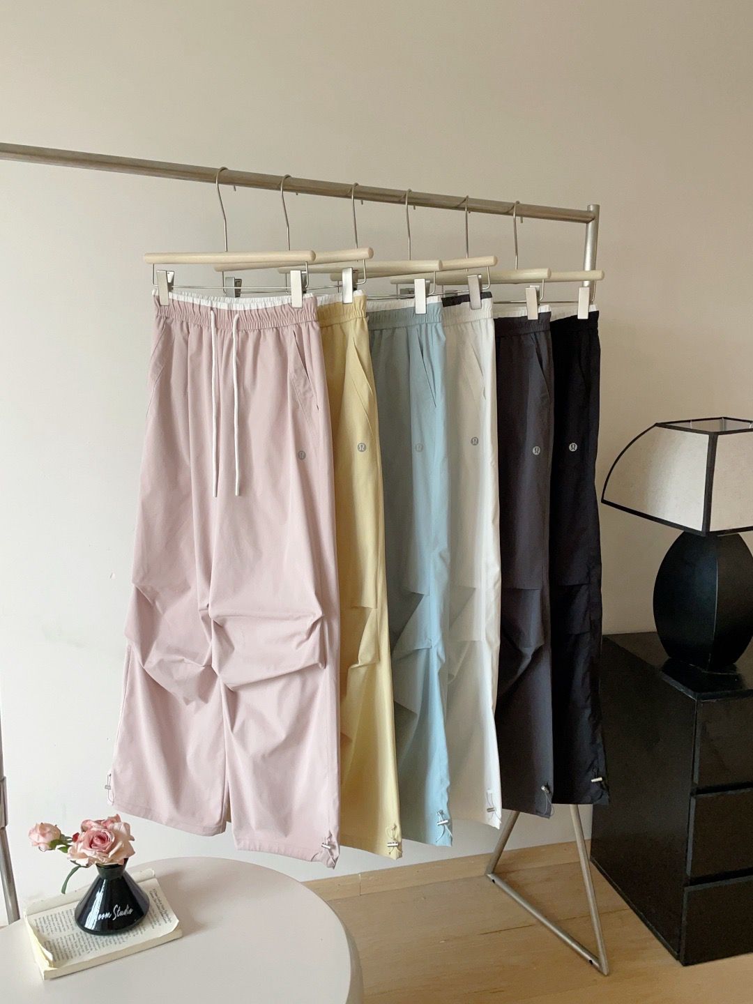 $105條。2條起$95條。lulu冰絲撞色工裝褲