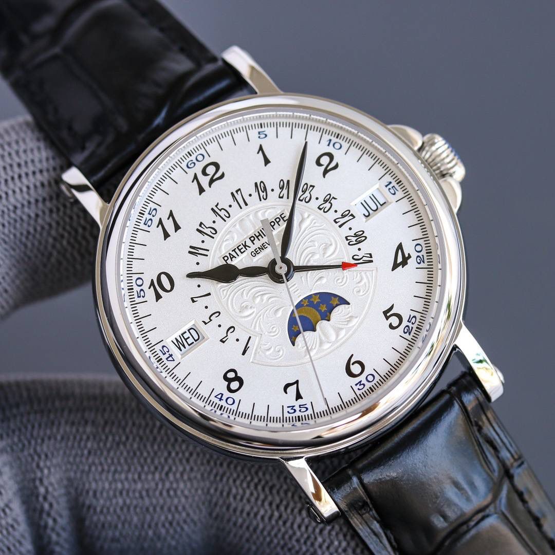 百达翡丽5159万年历腕表✨ 儒雅登场 38mm黄金尺寸+百搭表耳，大小手腕都适配，商务正装露半节超显贵气💼，上手舒适有分量，成功人士标配，戴出排面与底气🤩 ✅表壳精磨细造，温润如玉质感拉满 ✅冲压后盖衔接清脆，防水性能升级 ✅刻度指针贵金属电镀，质感更出众 ✅锅盖型微凸蓝宝表镜，通透辨时准 ✅贵金属钢印立体清晰，细节超规范 🔥定制Cal.324一体机芯｜更薄更稳，仿真度拉满 🎩意大利小牛皮表带+顶级灯笼表扣，通用原装，正装儒雅范儿拉满，人生赢家必备款！