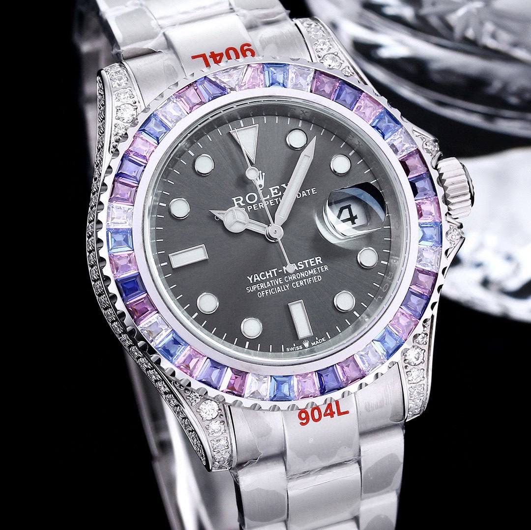 【 ROLEX 】劳力士 全球限量宝石款-游艇名仕型，美学上推迟了极限，在这款表上您可将对珠宝和瑞士腕表的喜爱合二为一。表圈、表壳、表扣都镶满施华洛世奇美钻！行走的艺术品，身份与地位的象征，气场一目了然！实物惊艳！爱不释手❤️ 【机芯】采用象征着劳力士的灵魂蓝游丝3135全自动一体机，性能极为稳定。 【表壳】腕表尺寸40mm 每一细节做到一比一完美复刻。 【表带】采用904L精钢材质锻造，表带为经典的蚝士造型、表带两边拉丝工艺中间高抛光，表扣与原装一样双重保险扣、表扣刻字清晰可见.(另附赠一条胶表带） 【镜面】蓝宝石镜面。超强夜光字面，字面颜色更细腻做出了与正品一致的视觉效果！ 🍻上手震撼尊贵非凡。您值得拥有！