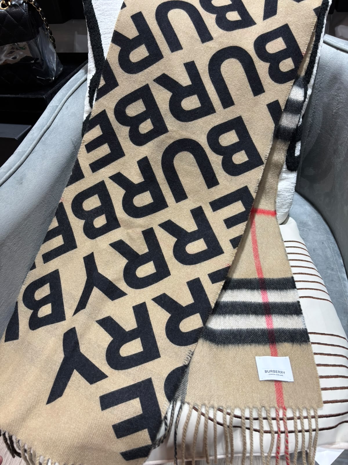 Burberry Cashmere Scarf 羊絨經典頸巾/圍巾 100%Authentic, 99%New