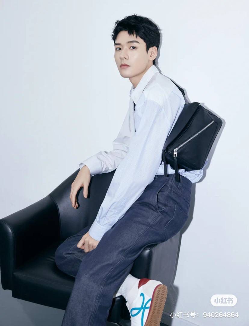 ⭐️最新升级版𝟮.𝟬-𝗣𝘂𝘇𝘇𝗹𝗲腰包⭐️ （黑色 到货‼️） 尺寸：𝟮𝟰-𝟭𝟬.𝟱-𝟭𝟲𝗰𝗺 款号：052343 👉🏻长方体形状和精确的切割技巧创造出Puzzle 腰包以及独特的几何线条成为 “Loe罗家”的著名代表作~ 👉🏻金属搭扣开合，刻有标志logo徽标，可调节肩带，翻盖大容量插袋和一个外部拉链口袋，🐂柔软细腻napa小牛皮，正品Ykk五金，Anagram压纹，人字纹棉麻帆布内里 👉🏻（男女♀♂同款）大小非常合适。胸包、背包、单肩、斜挎 腰包五种背法任你解锁🔒 👉🏻 （独家背景➕独家品质➕独家包装➕独家控制对版细节📦➕精致全套礼盒套装❤️） 重点：让你花最少的钱💰体验最大的仪式感❤️