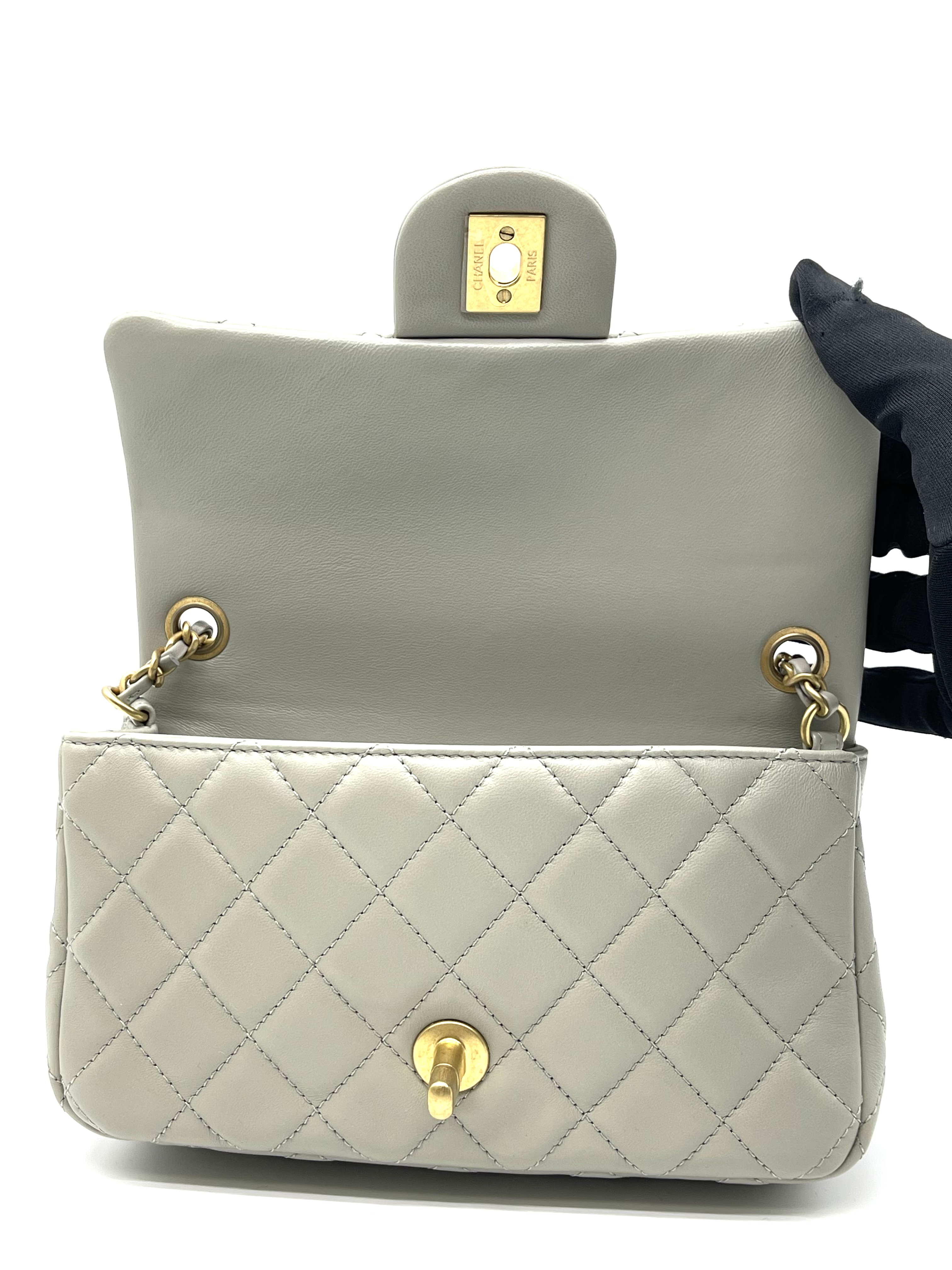 Pre-owned Chanel Mini Square Flap Bag / Product Code: 26032305